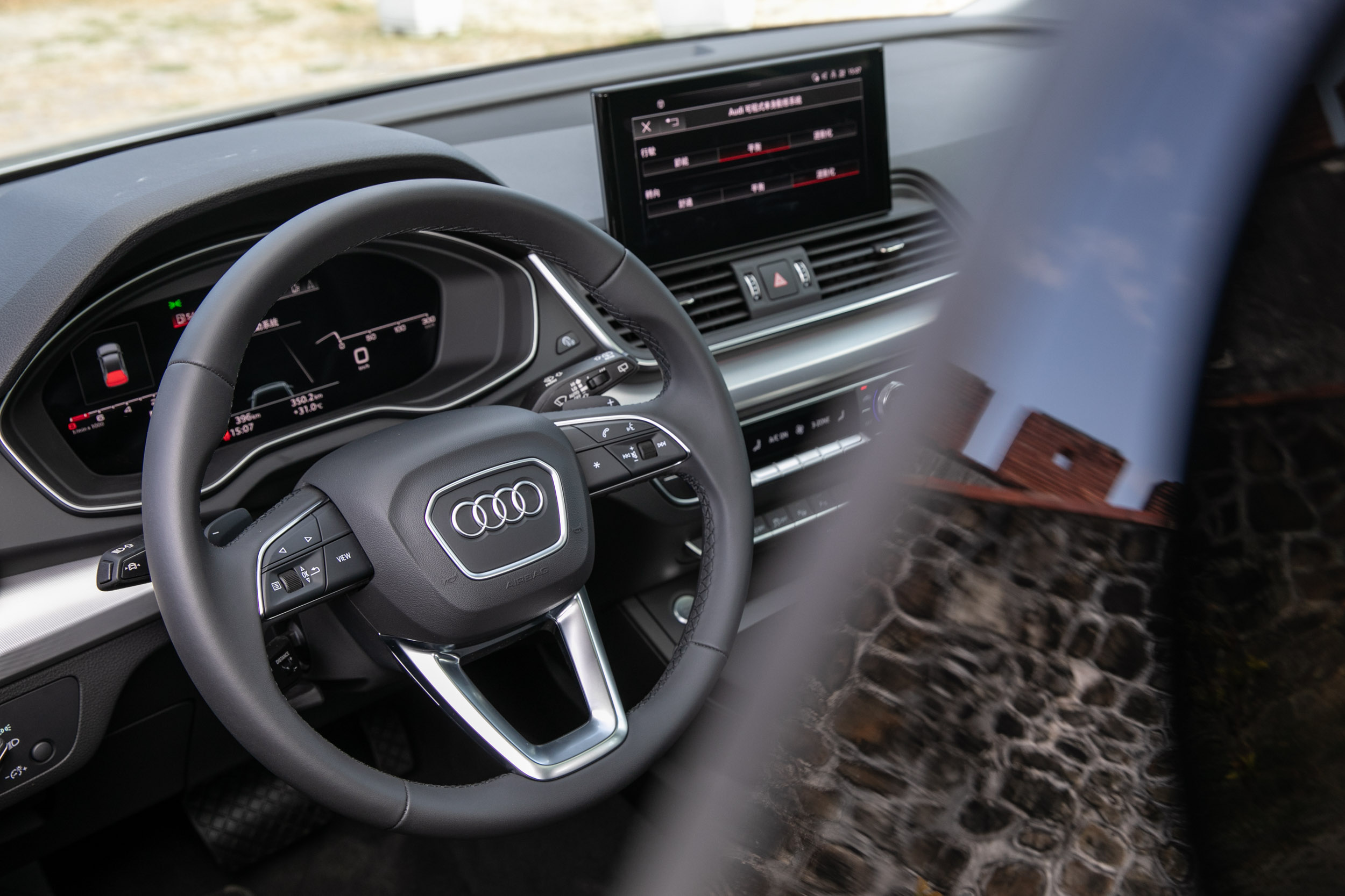 配備三輻式真皮多功能方向盤與換檔撥片。