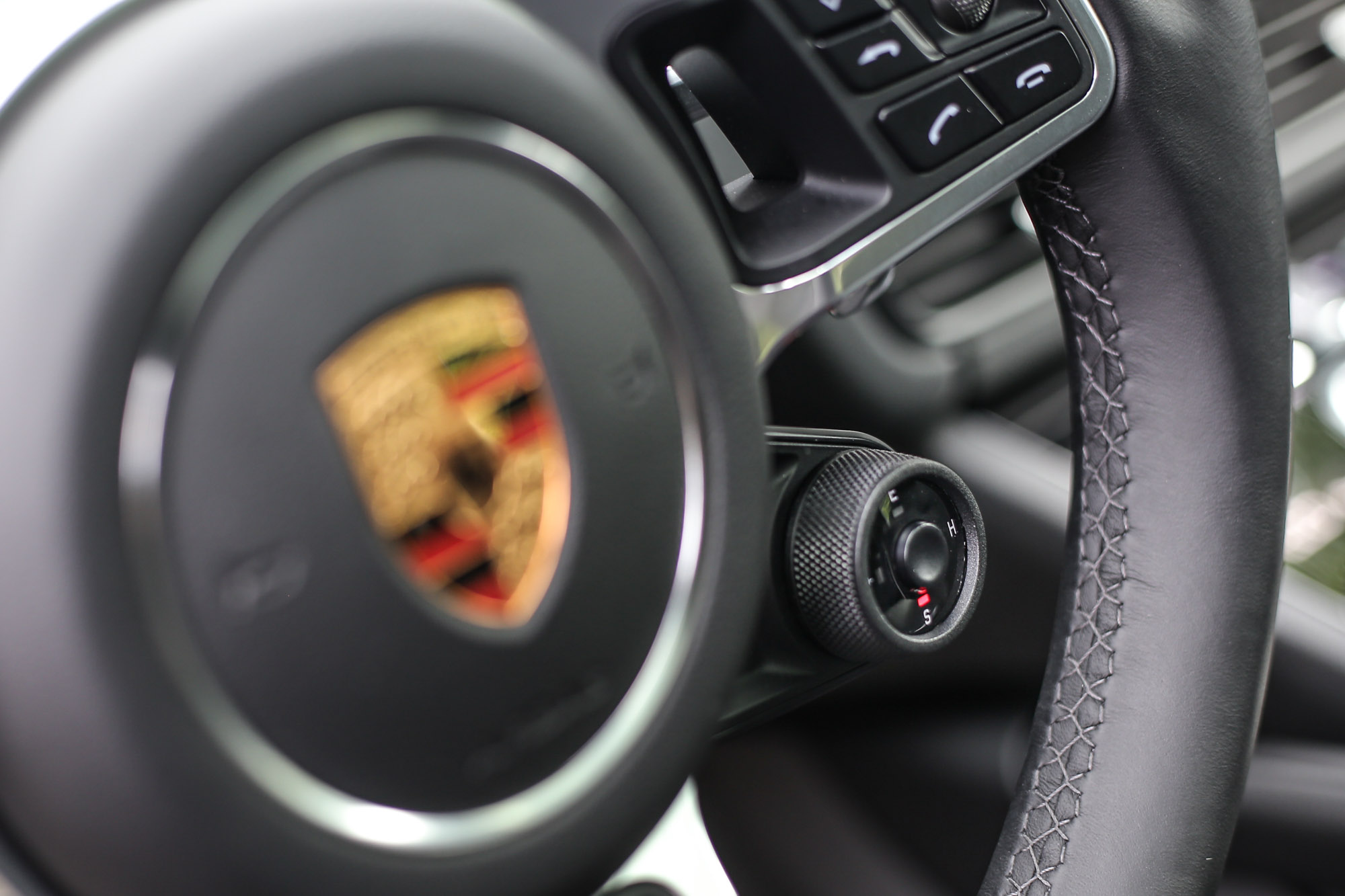 與新世代 Porsche 一樣，駕駛模式選擇設計於方向盤四點鐘處。