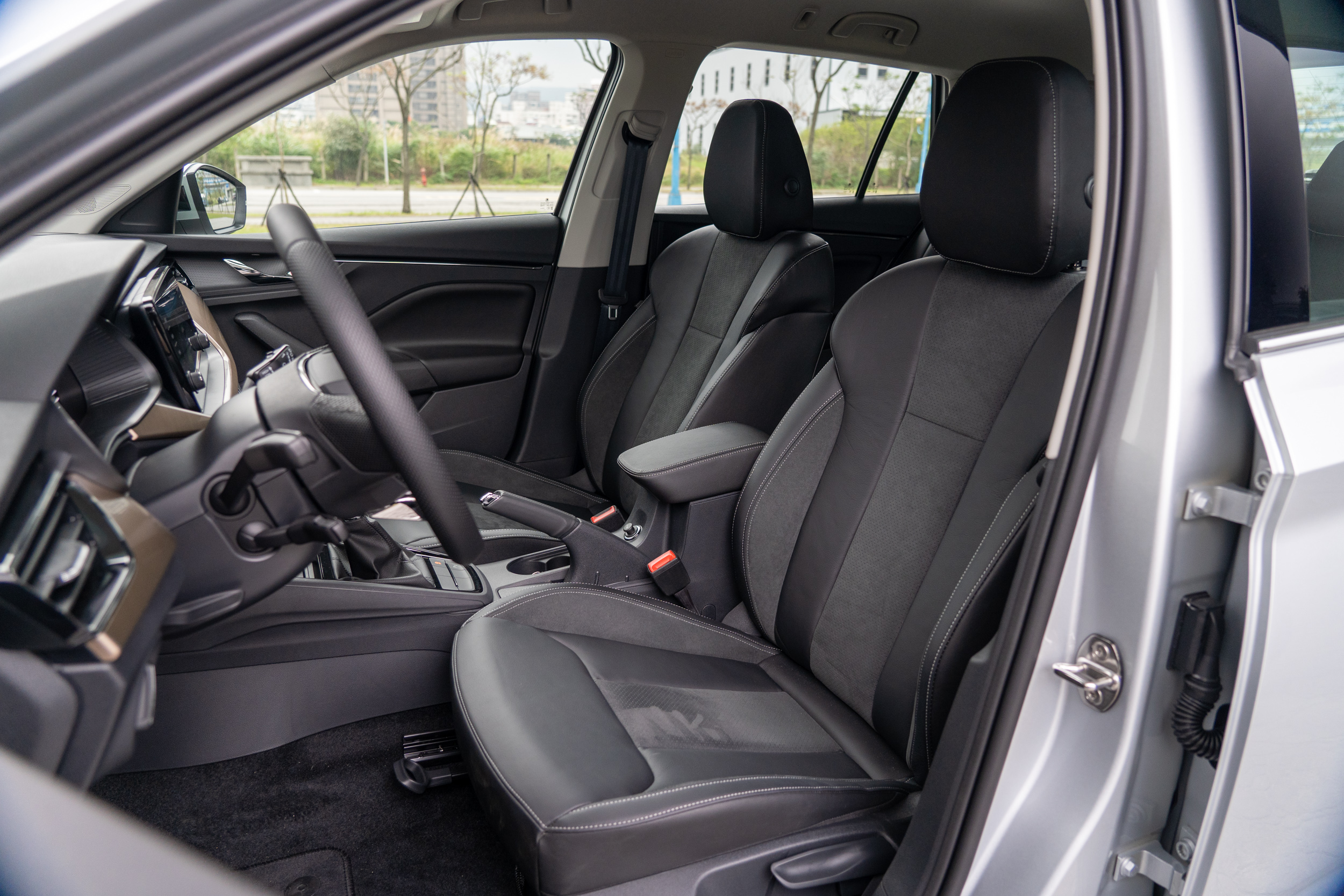 本次所試駕的 Kamiq 在座椅上的用料搭配一點都不入門,且擁有不俗的乘坐舒適性。