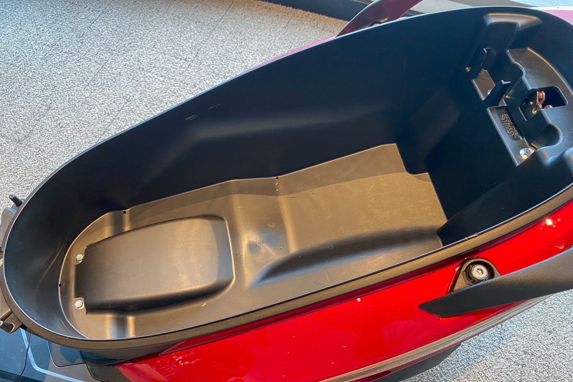 K1的置物空間不僅平整,也可以放下兩頂3/4安全帽。