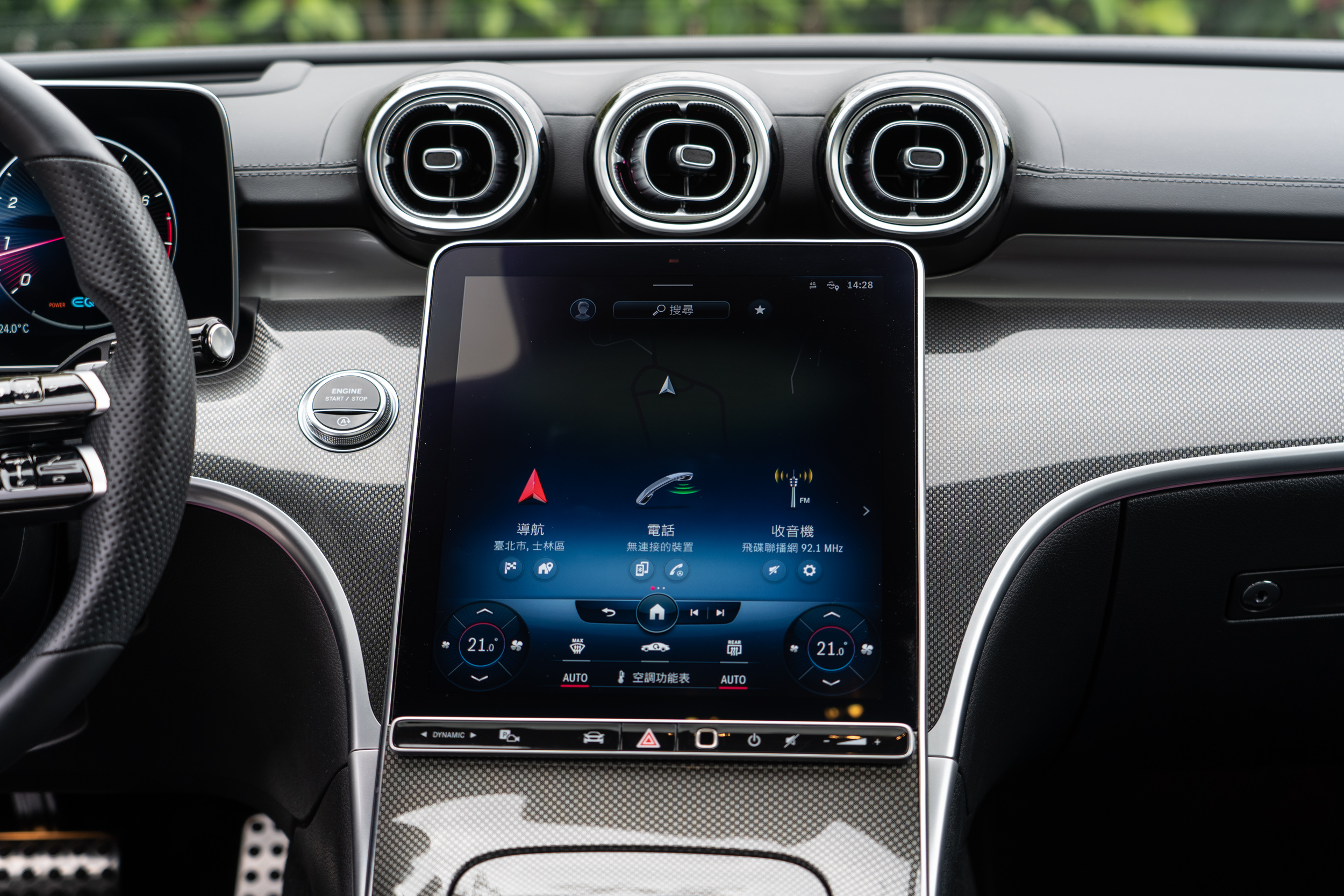 中控台直立式的 11.9 吋高解析度觸控螢幕。