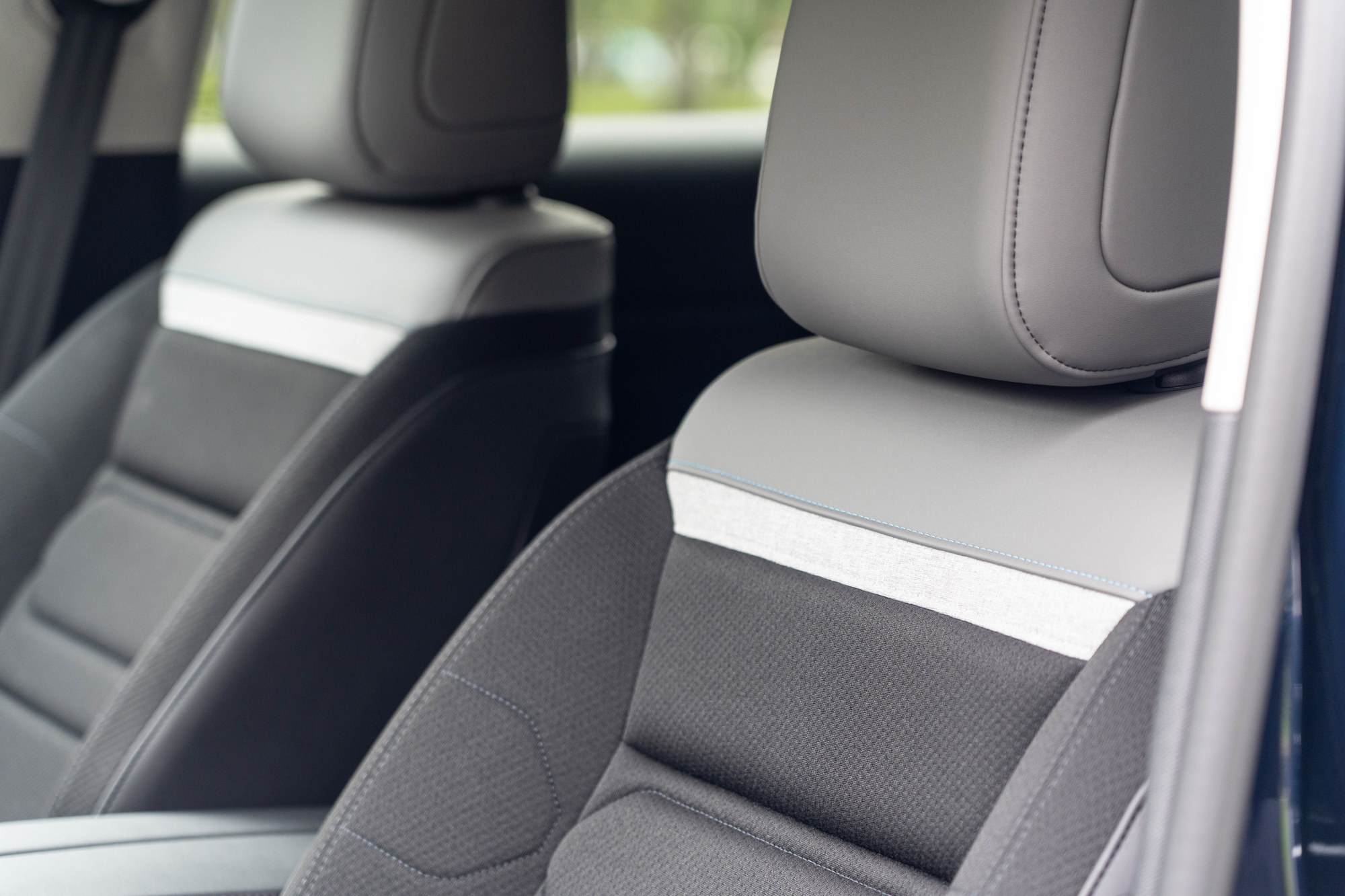 全新世代 CITROËN ADVANCED COMFORT 座椅設計外觀覆以獨特造型與異材質組合,內部更透過特殊材質的高密度泡綿與結構設計,讓乘坐品質更臻完美。