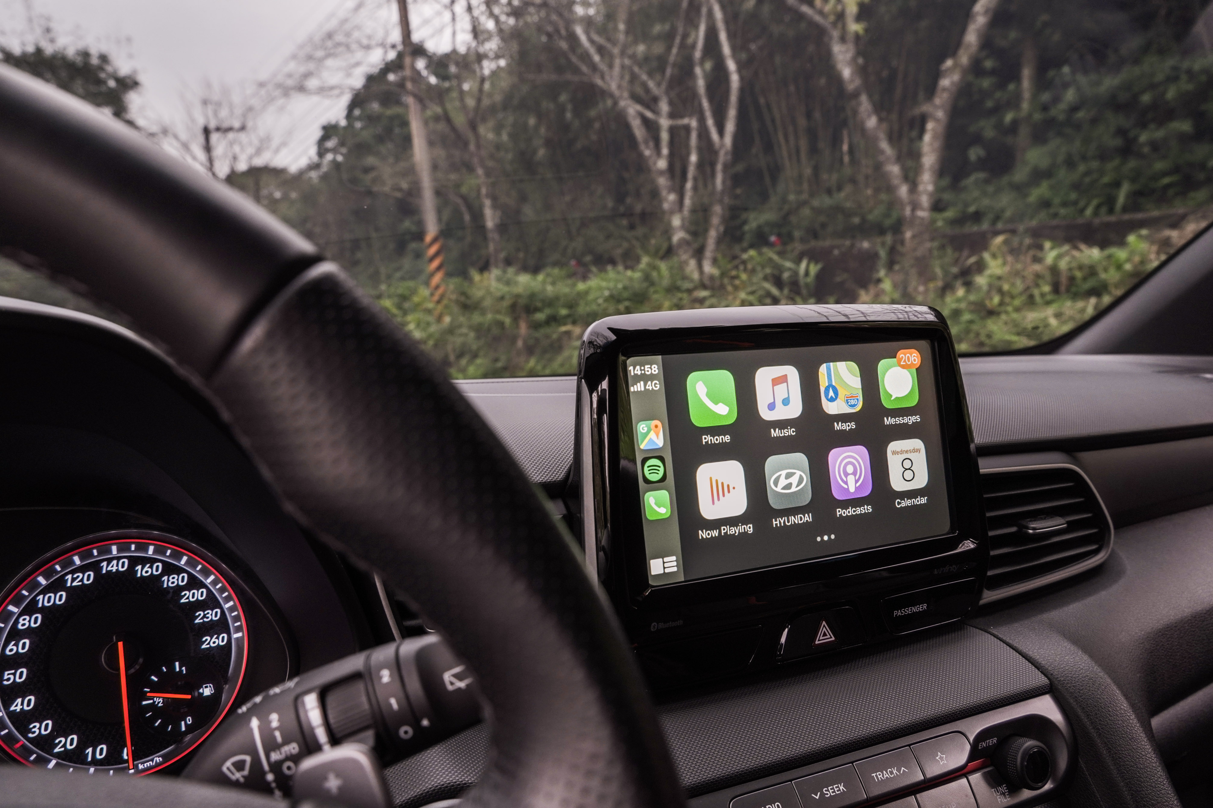8 吋觸控螢幕支援 Apple CarPlay、Android Auto。