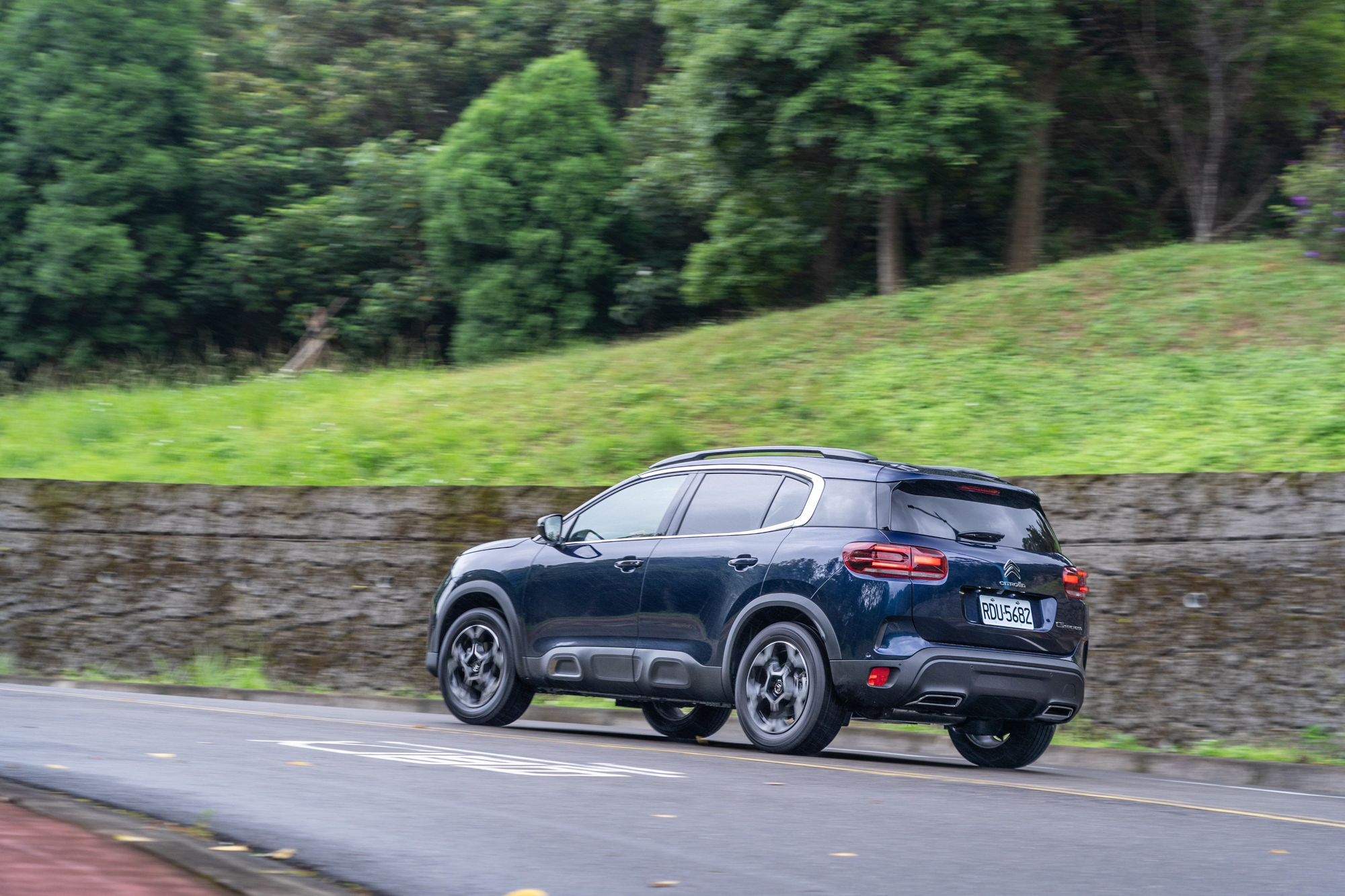 配置的 Progressive Hydraulic Cushions 魔毯液壓懸吊系統可自動依照路面顛簸幅度加以吸震,大幅減少因起伏而造成的不適晃動,此點於台灣路況上特別有感。