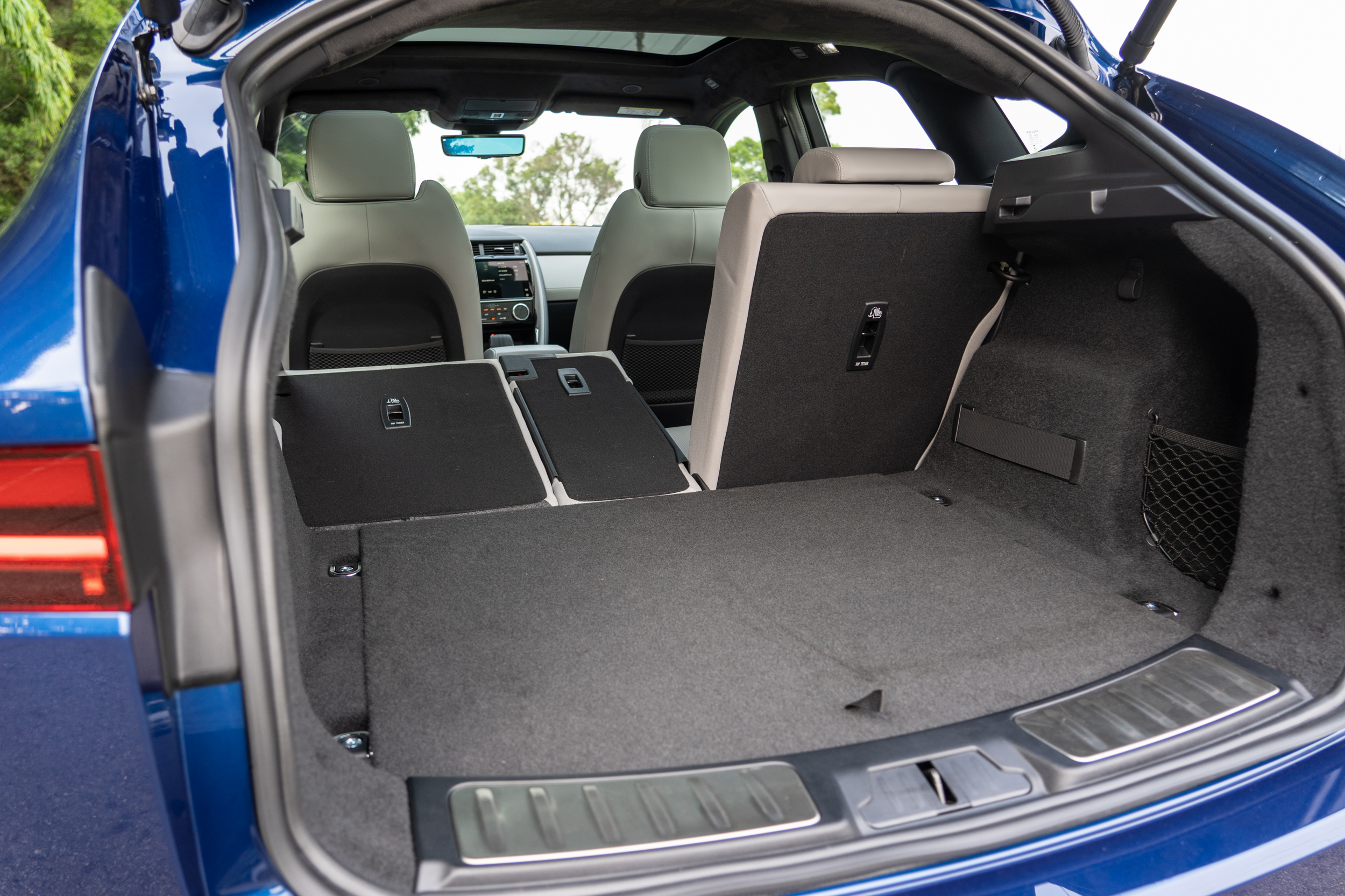 透過後座椅背傾倒機制,可以進一步放大置物機能。