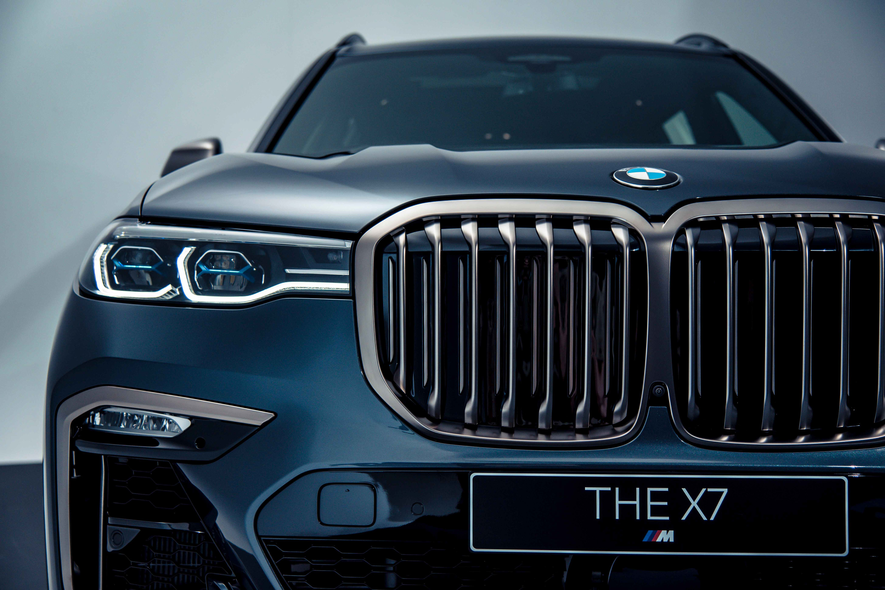 全新 BMW X7 M50i 以鈰灰色水箱護罩為核心，搭配湛藍色智慧雷射頭燈（含 Glare-free 光型變化功能）。
