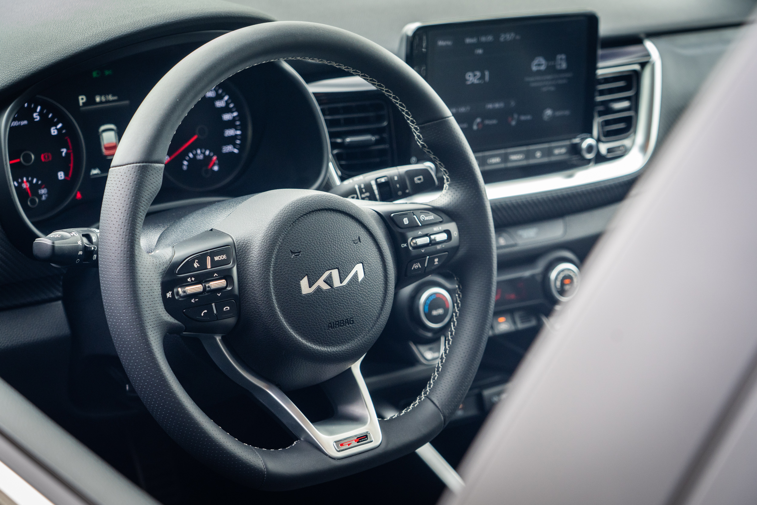 D-Cut 的方向盤與類金屬按鈕是「GT-line」套件之一。