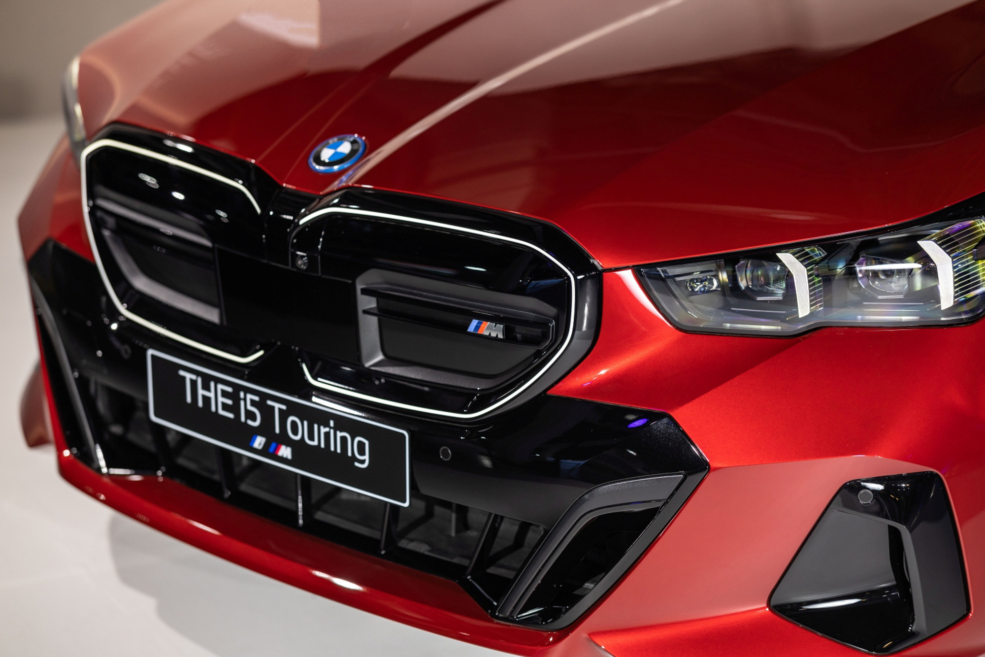 BMW i5 Touring將新世代設計語彙重新解構，奠基於5系列之上更添流線修長與優雅的無比特質，結合「i」字樣專屬飾徽雙腎型水箱護罩、全新BMW飾光水箱護罩與大幅提升科技氣息的光型變化智慧LED頭燈，魅力難以忽視。