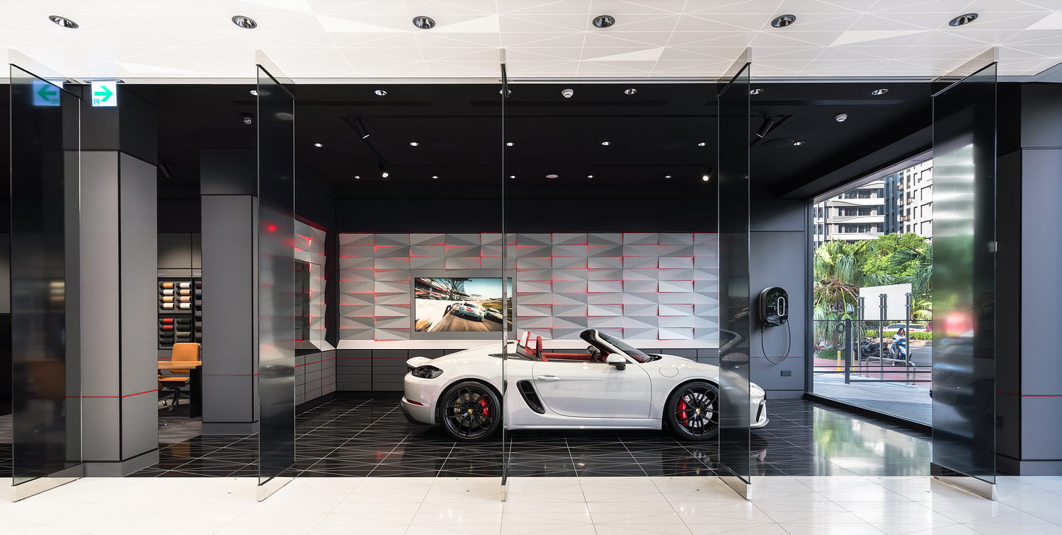 都會概念店內規劃獨立主題區，包含「E-Performance」、「Porsche Driver’s Selection」、「Tequipment」、「Porsche Exclusive Manufaktur」以及「Heritage Wall」。