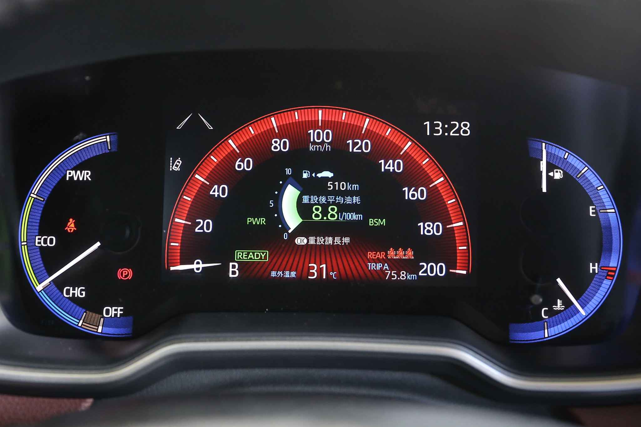 從 1.8L 汽油尊爵版以上就配有 7 吋全彩 TFT MID 多功能顯示資訊幕，切換駕駛模式時還會更換顏色。
