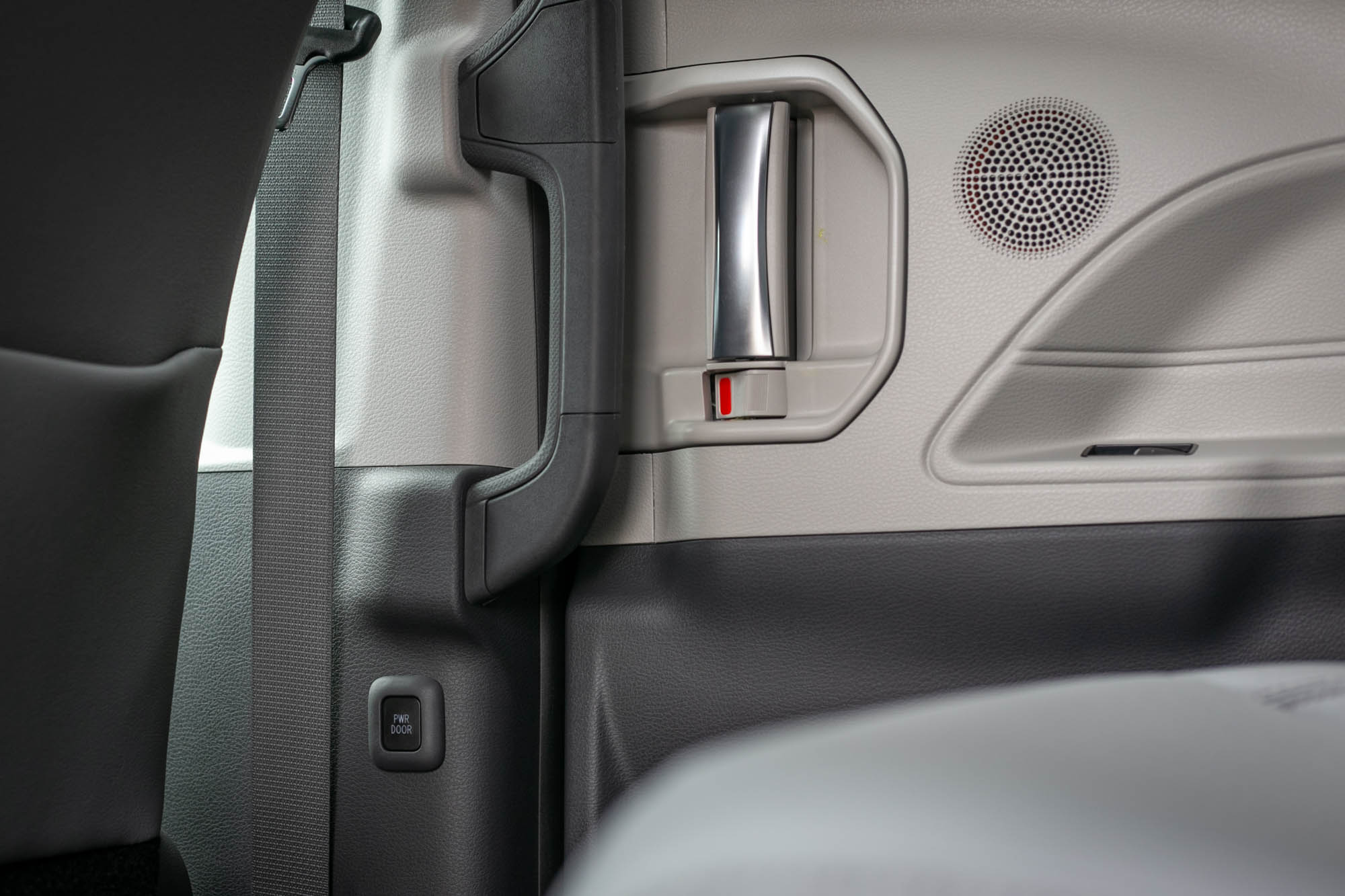 扶手下方為電動尾門關閉按鍵。