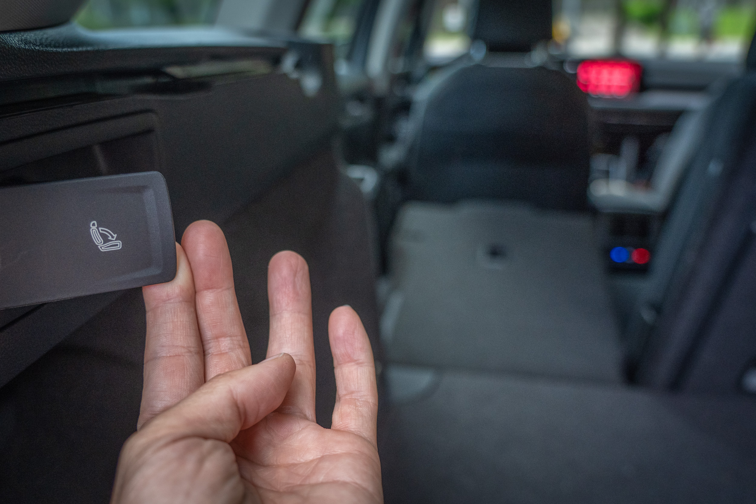 後廂兩側具備後座椅背傾倒拉桿。