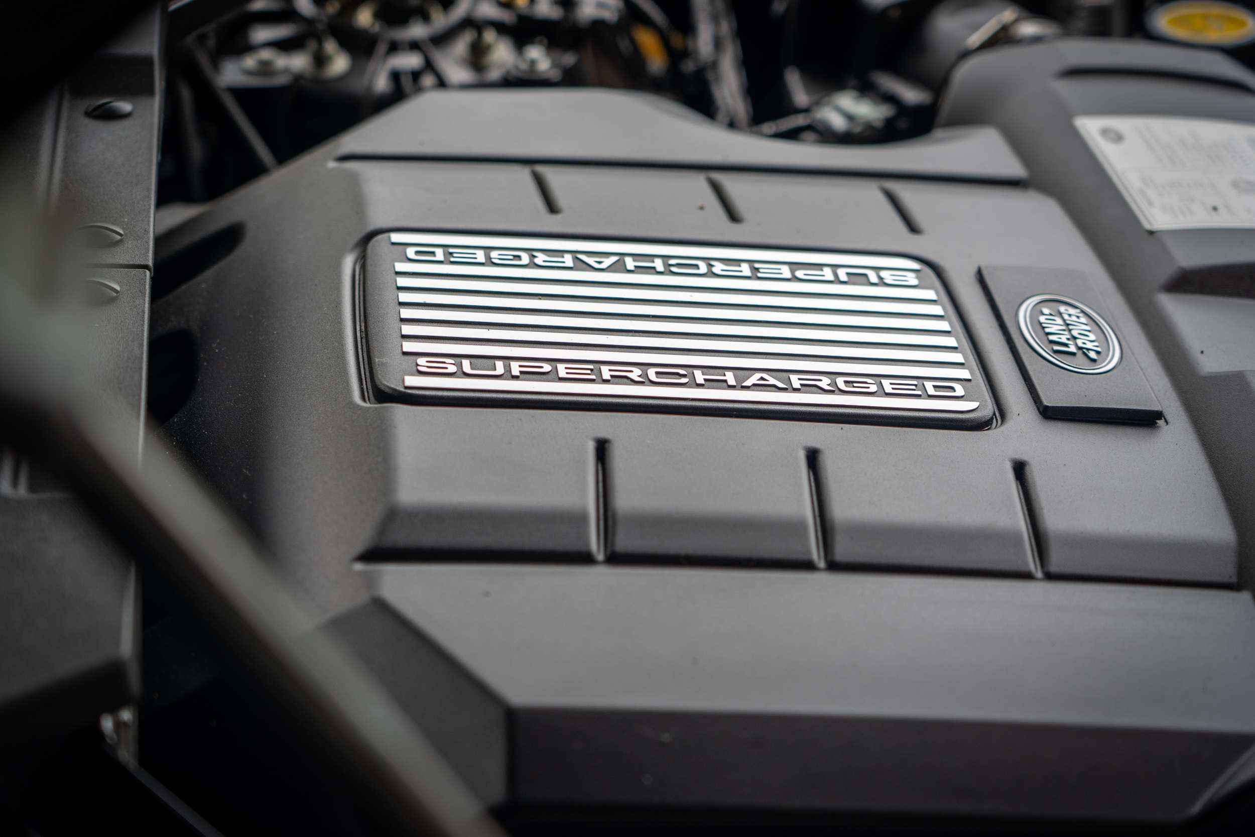 搭載 5.0L 八缸機械增壓汽油引擎,最高馬力 525ps / 6500rpm 與 625Nm / 5500rpm。