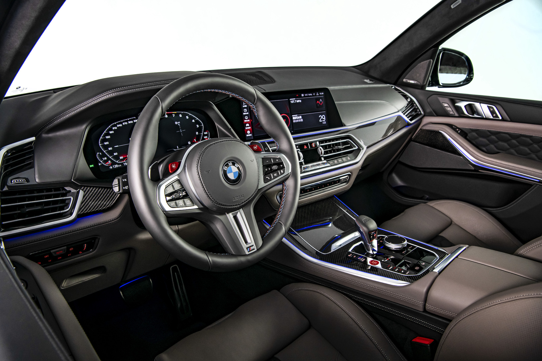 BMW 全數位虛擬座艙結合 12.3 吋虛擬數位儀錶與 12.3 吋中控觸控螢幕。