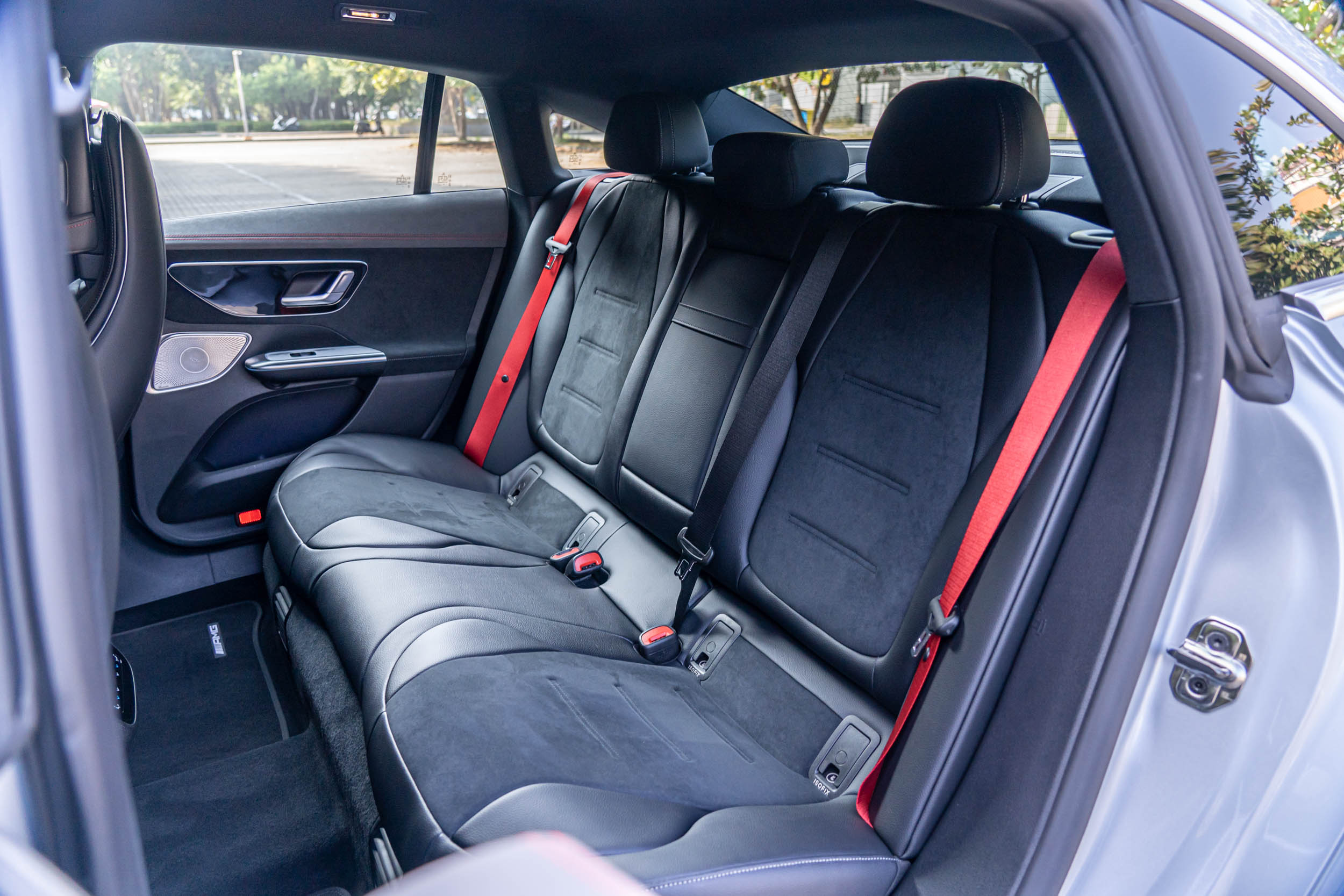 座椅較為挺直是 EQE 後座給予我們的第一印象,可適度減少乘坐者在較長行車旅途所累積的疲勞。