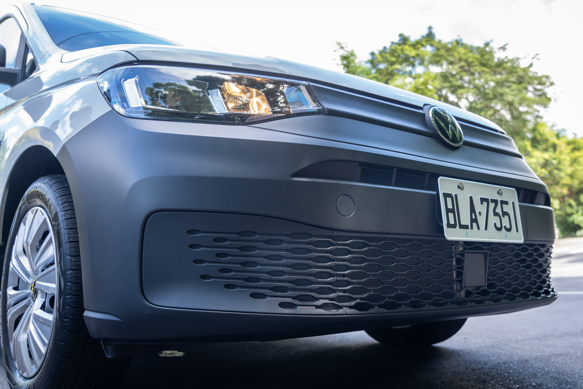 與新世代 Caddy Maxi 車系相同的車頭設計,不過在保桿材質上換成更耐用的黑色塑料處理。