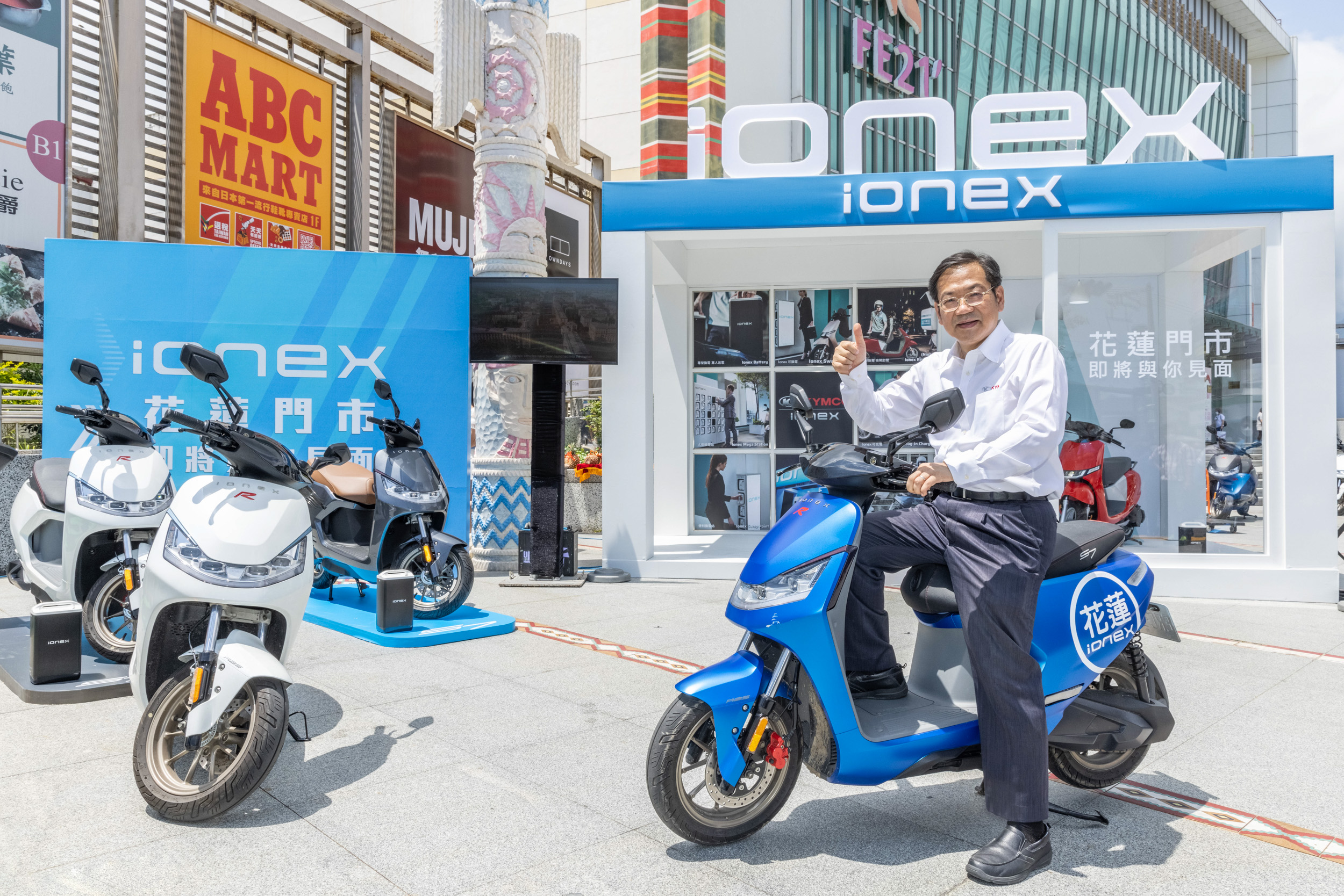 柯俊斌執行長第三站來到花蓮大遠百 Ionex 3.0 快閃店。