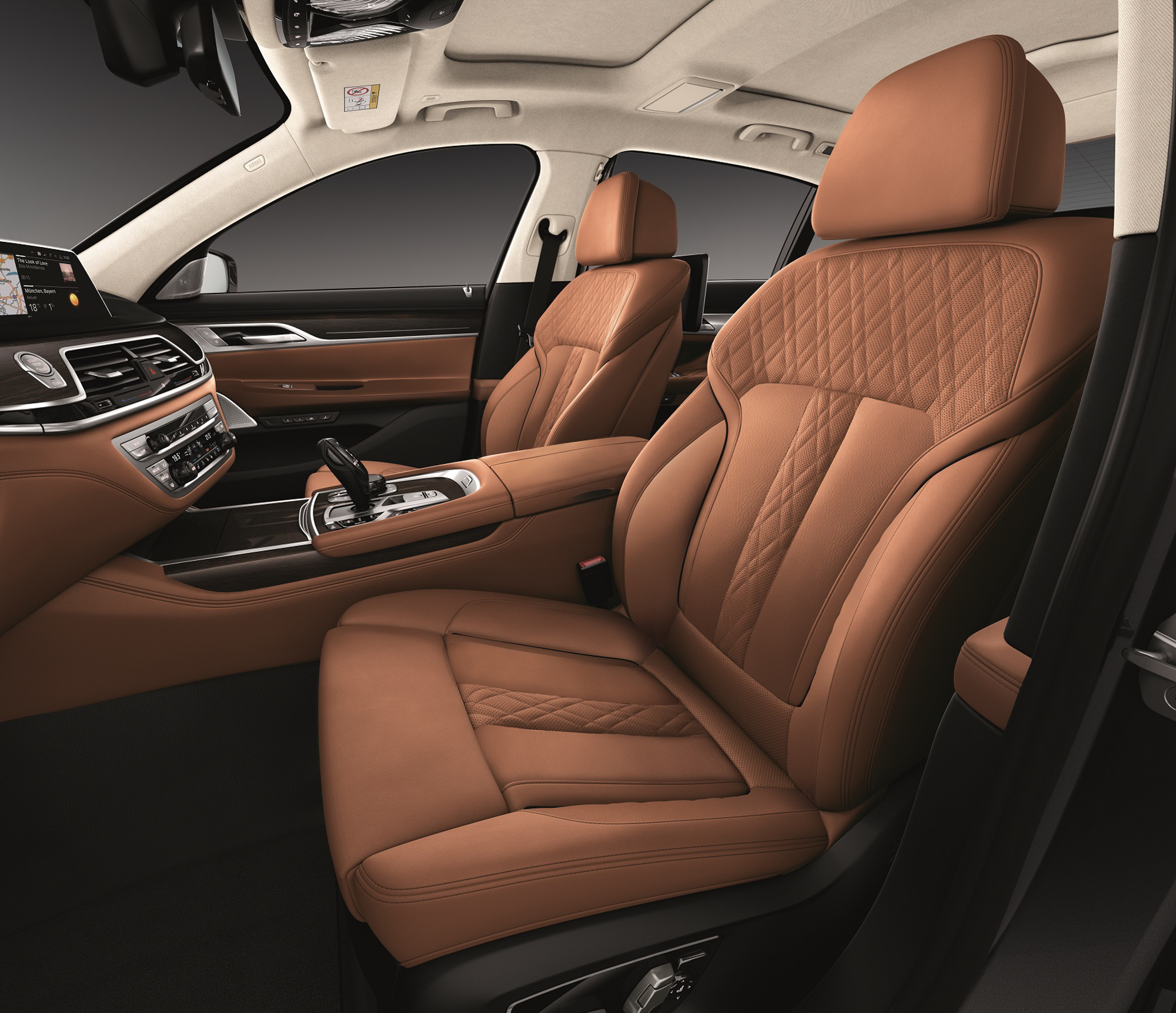 悉心打造的頂級Nappa 真皮內裝搭配菱格紋縫線，從入座開始便讓人沉浸於 BMW 鋪陳的層層奢華姿態。