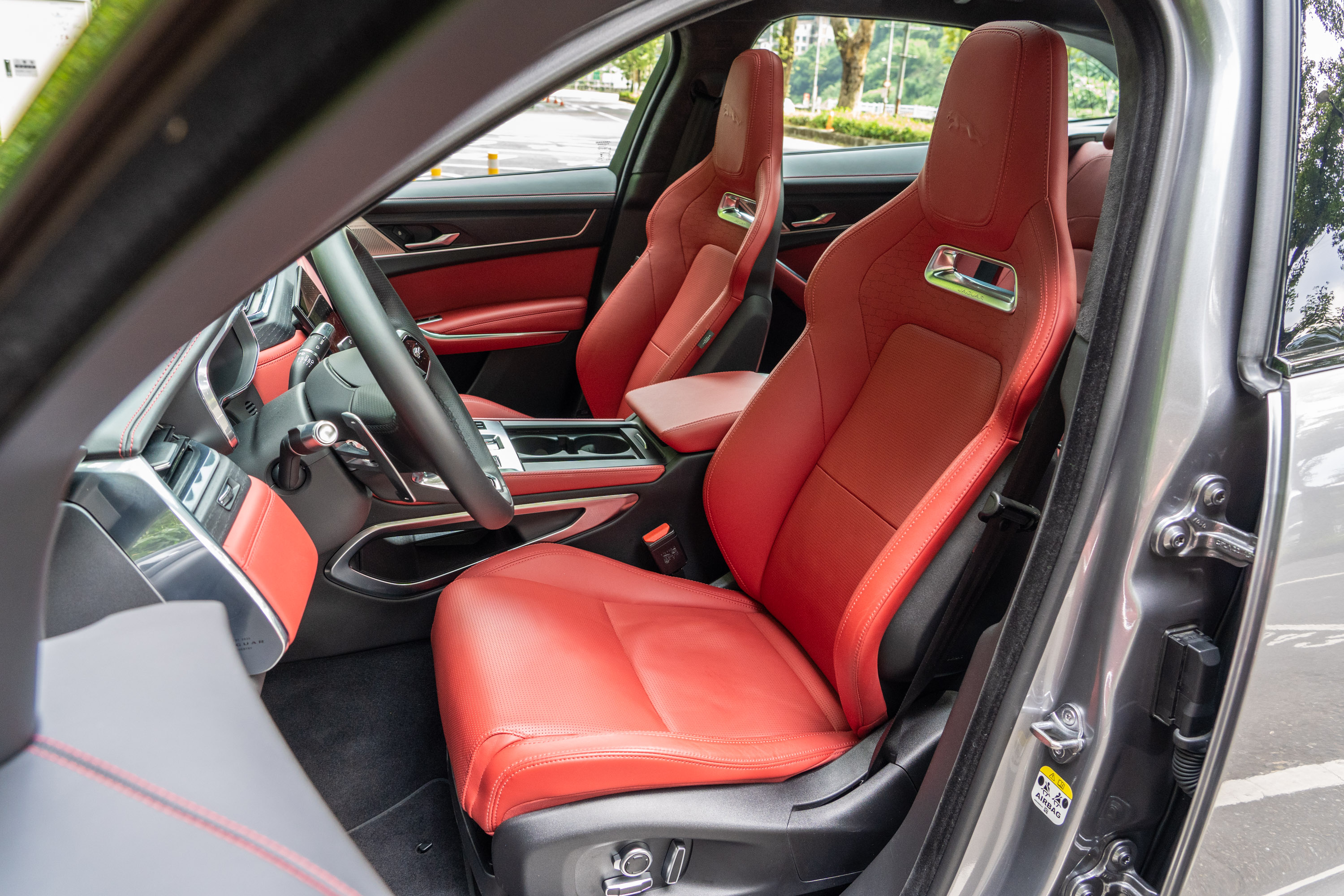 選配的 14 向電動雙前座跑車座椅,需加價 15 萬元。