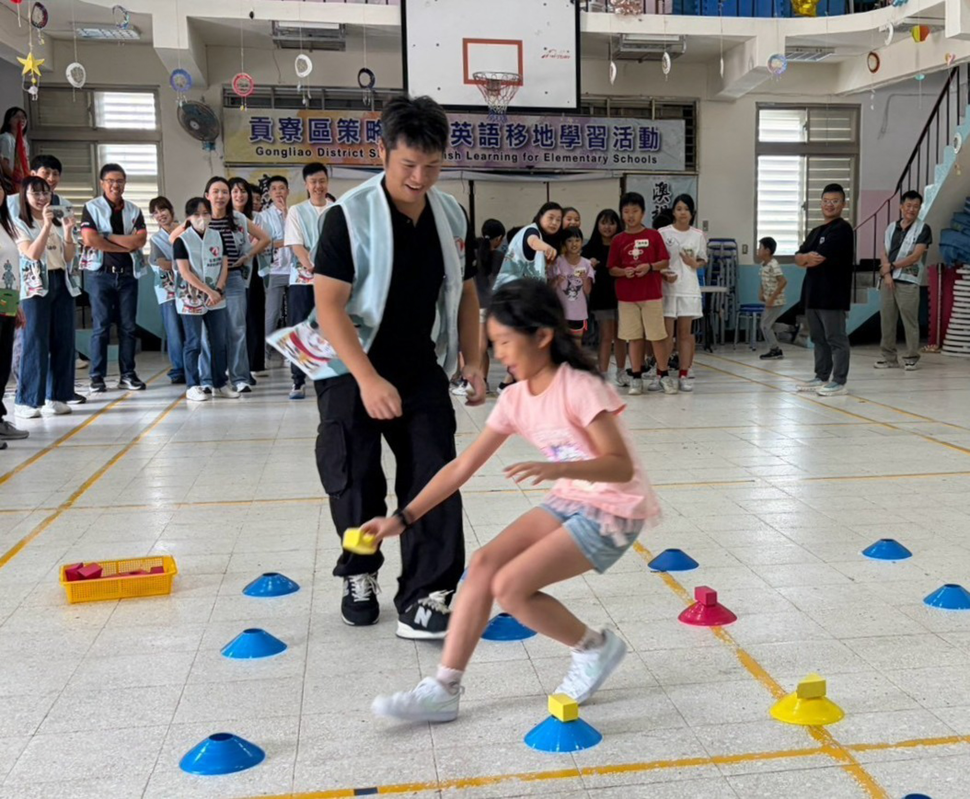 志工與小朋友透過動感趣味的團康遊戲破冰。