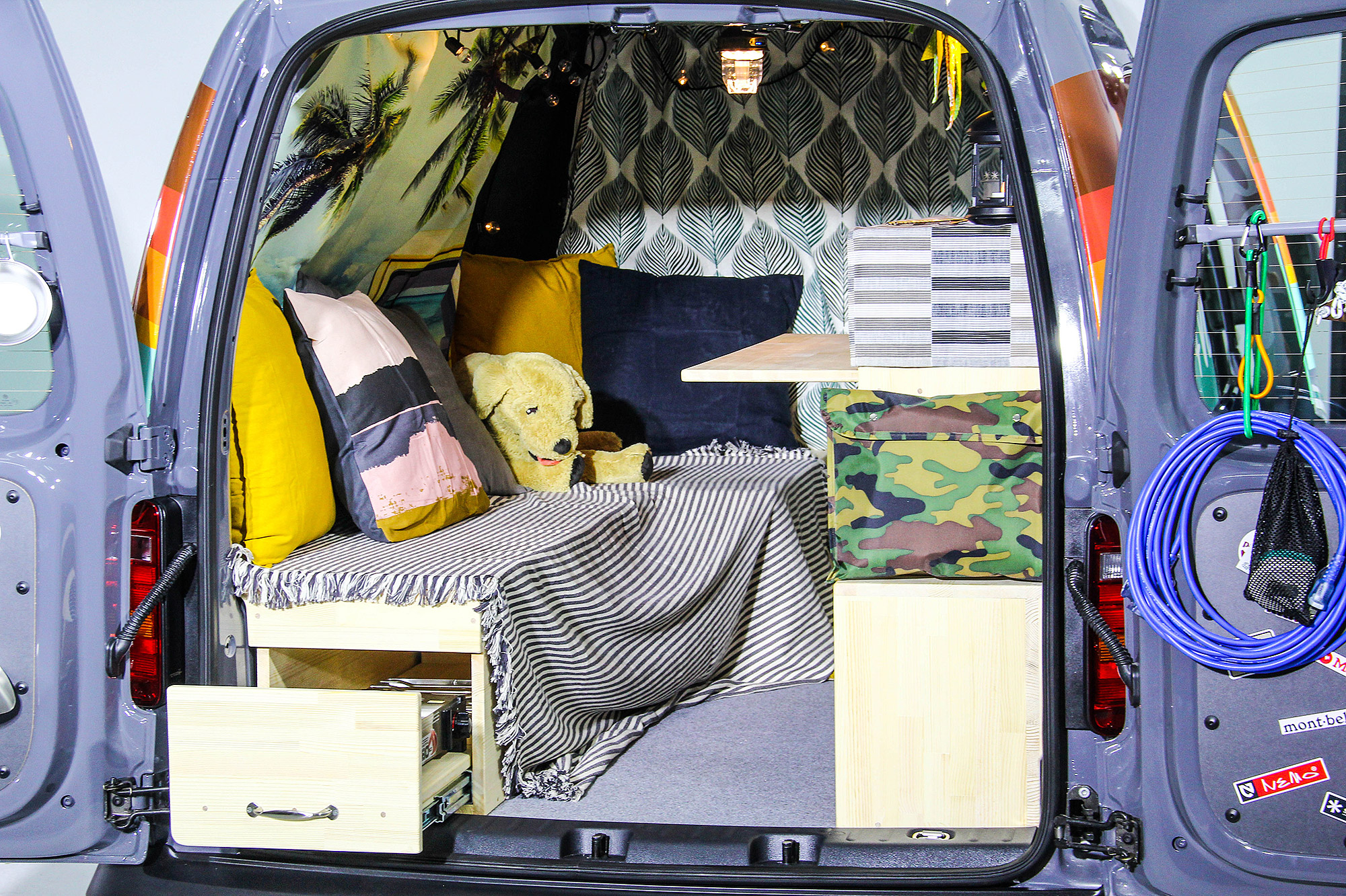 Caddy Van 的貨艙可以依照自己的想像規畫收納空間，變成完全個性化的露營車。