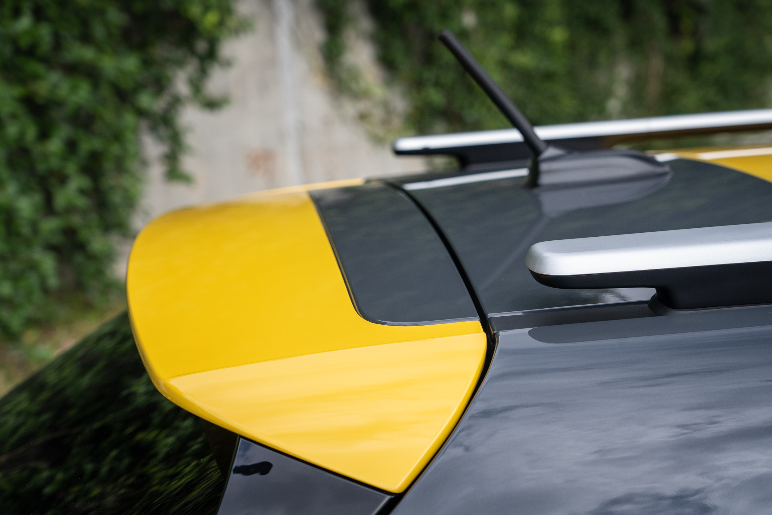 尾翼也為雲雀黃塗裝。