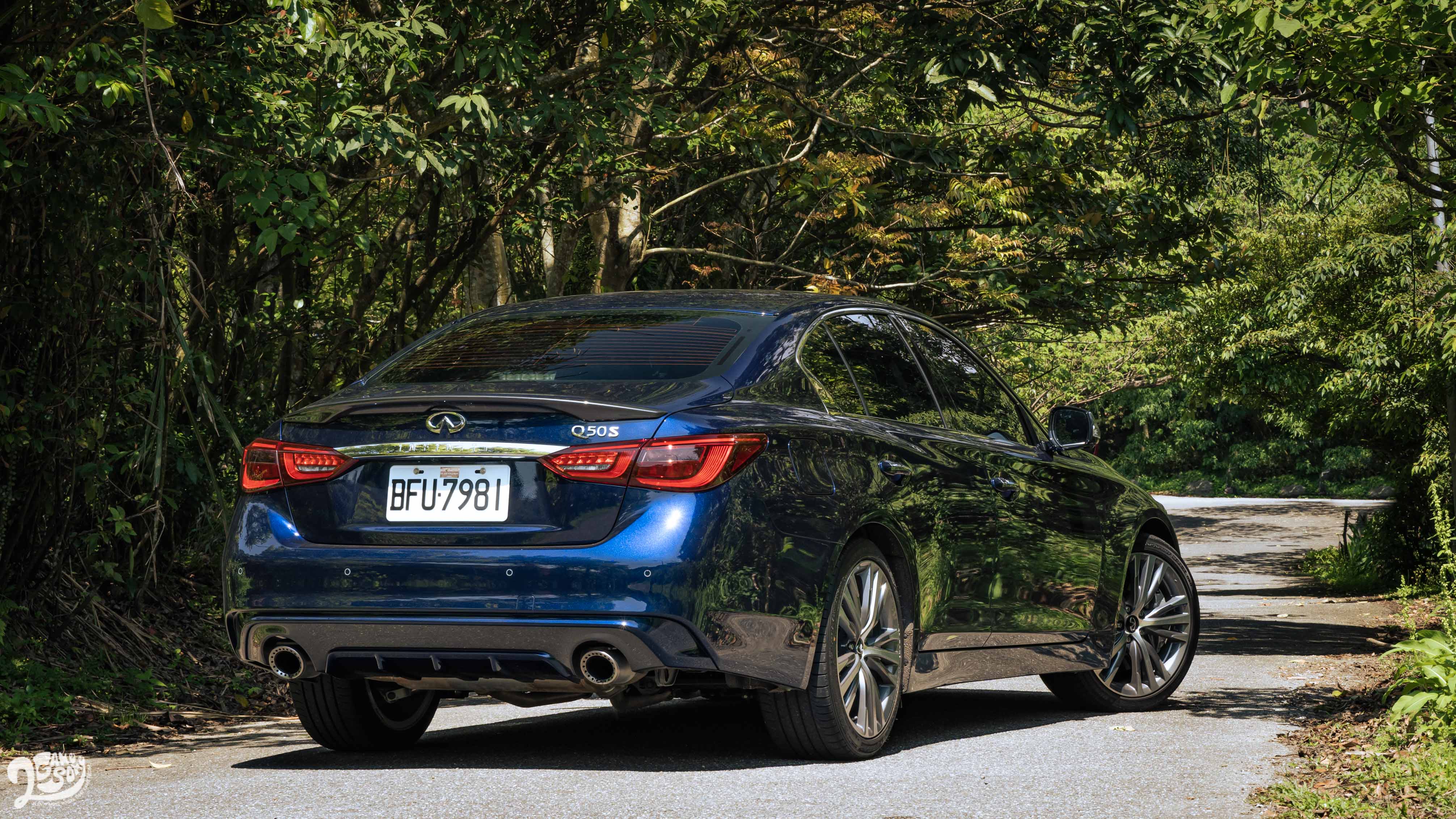 車尾有專屬「S」名牌,以及雙色後保桿。