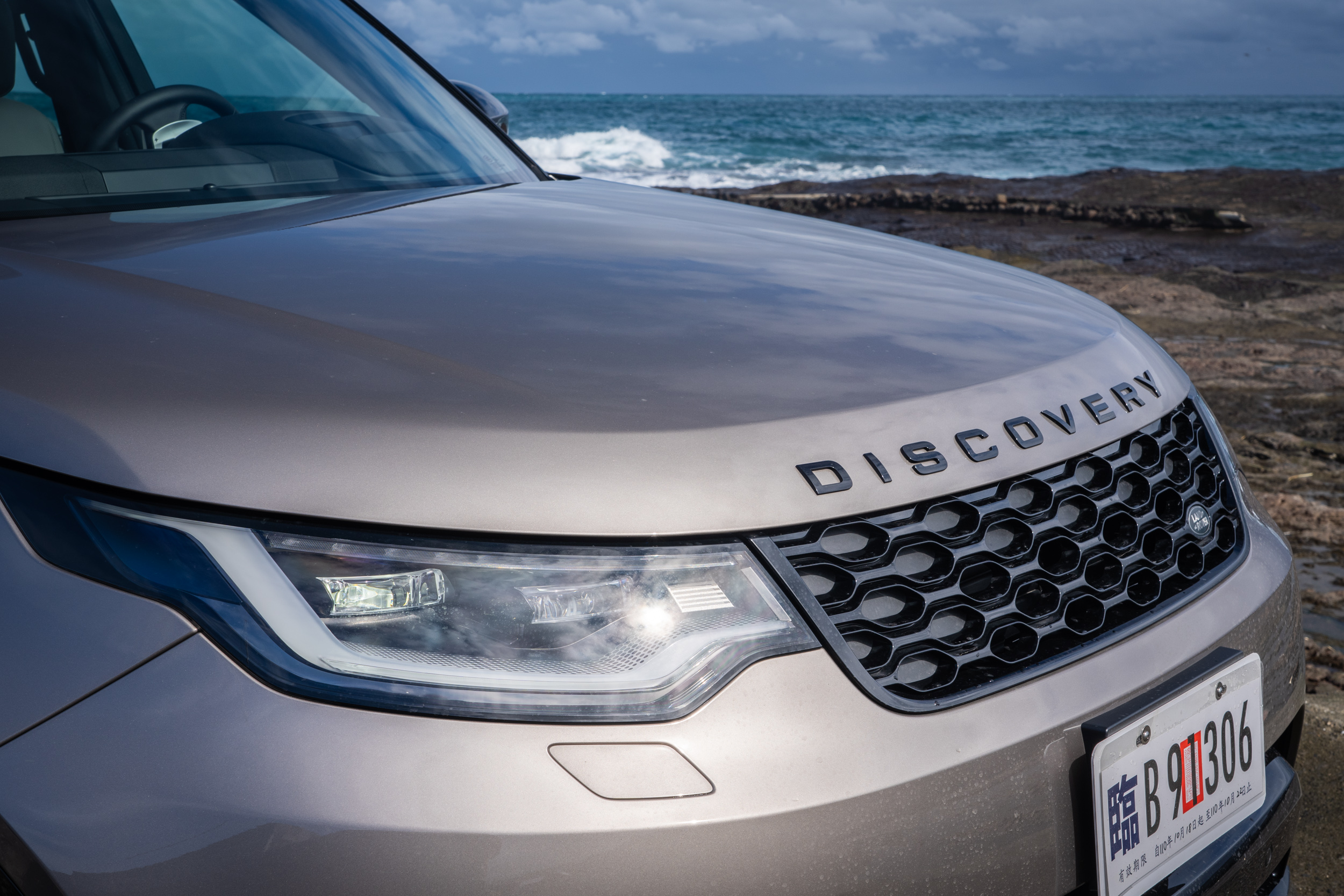 配備高階 LED 頭燈與動態方向指示燈。