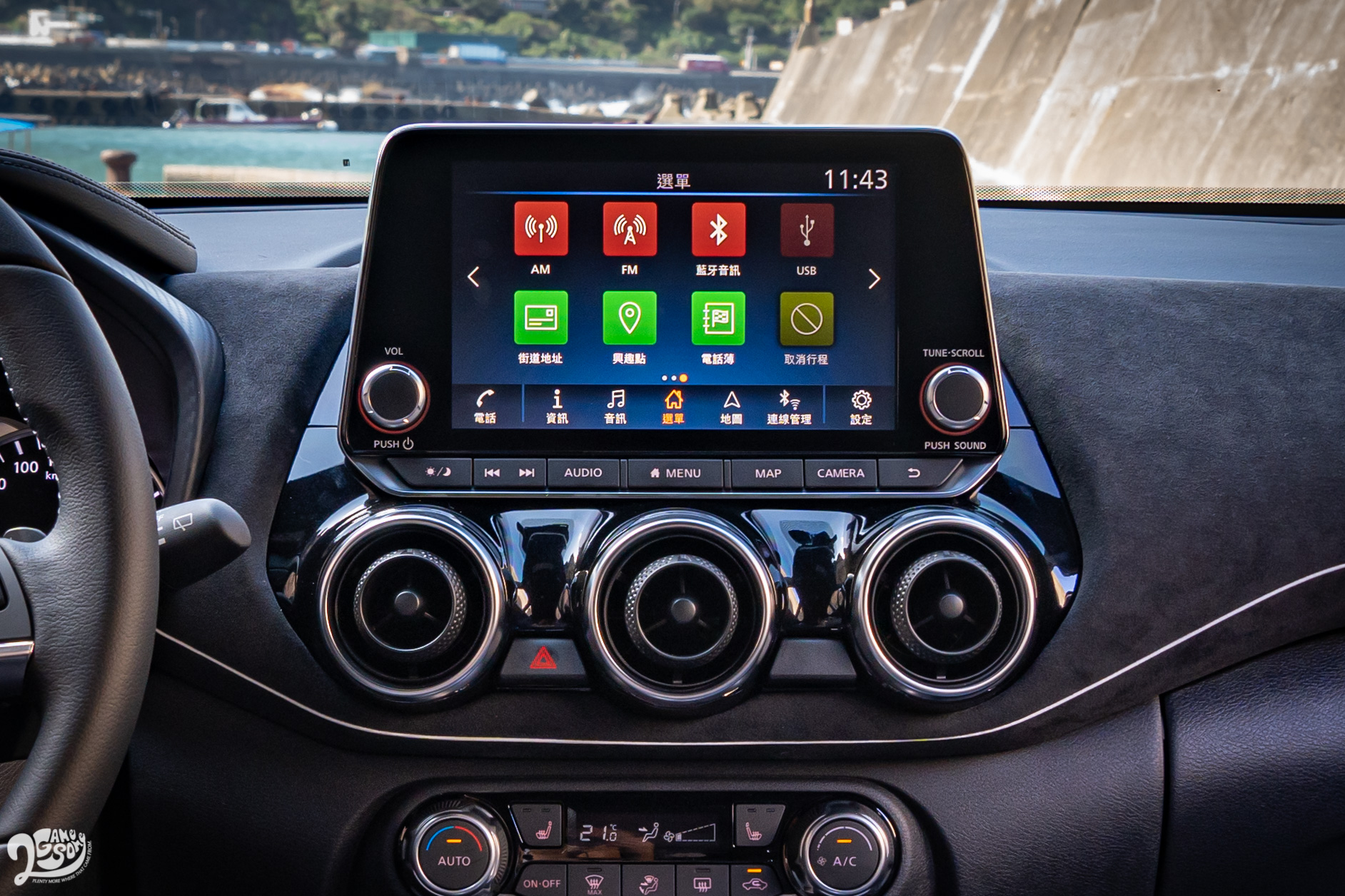 Apple CarPlay、Android Auto 等手機整合系統盡是標配，8 吋中央觸控螢幕操作也算直覺；若是中階和頂規版本，也擁有畫質還可接受的環景影像監控系統。