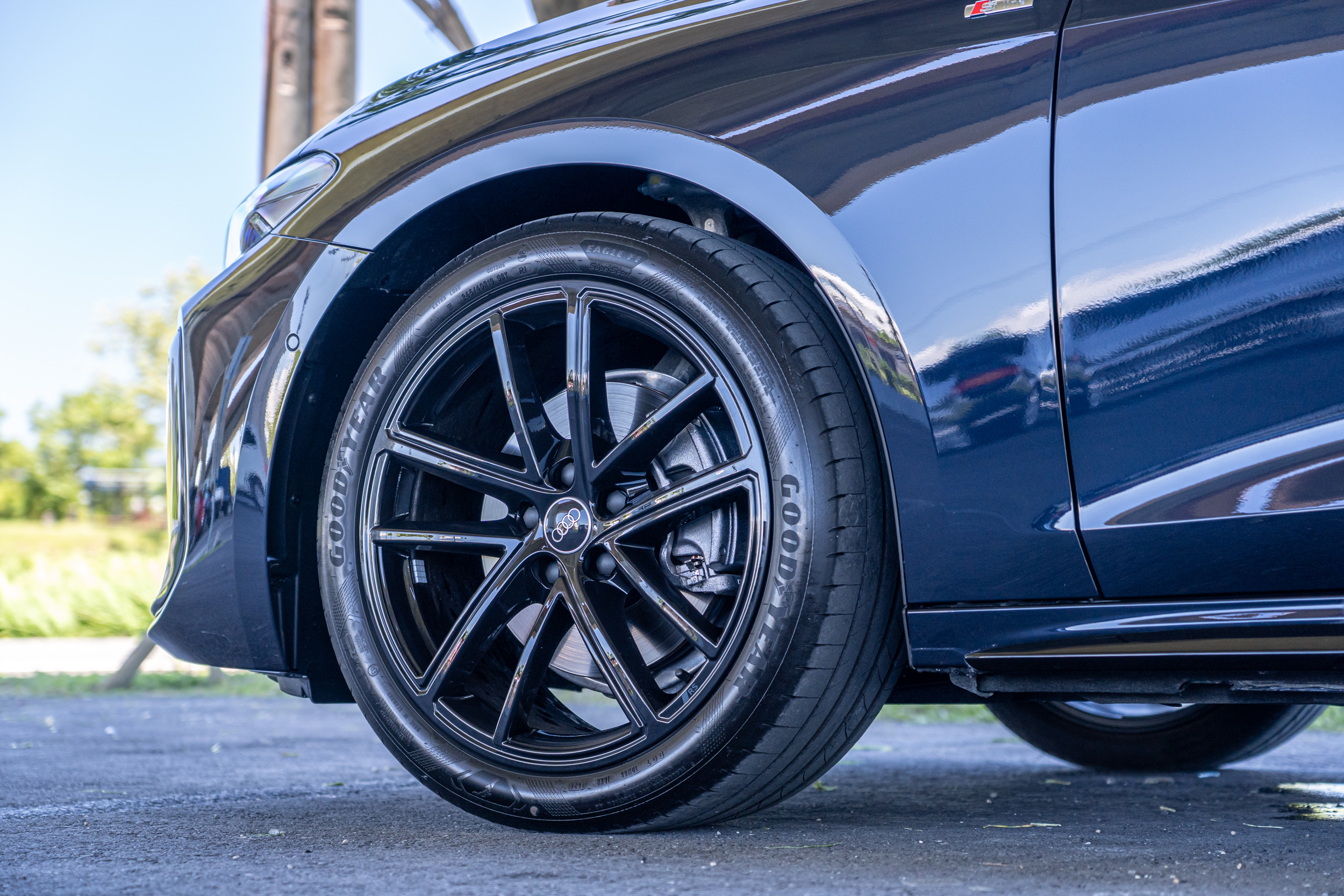 試駕車所配置的圈胎為 245/40R19 規格。