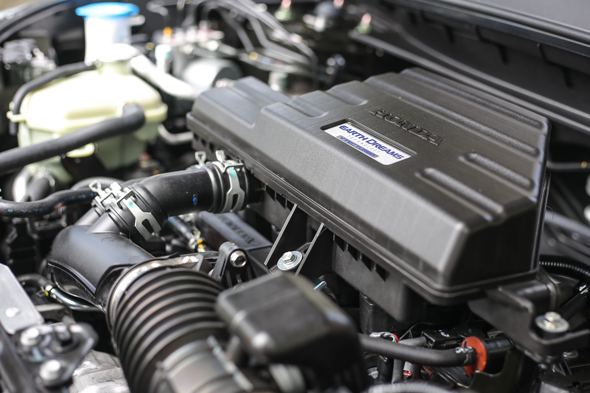 CR-V 搭載 1.5 升渦輪增壓直列四缸汽油引擎，具備 193ps/5600rpm 最大馬力與 24.8kgm/2000~5000rpm 最大扭力。