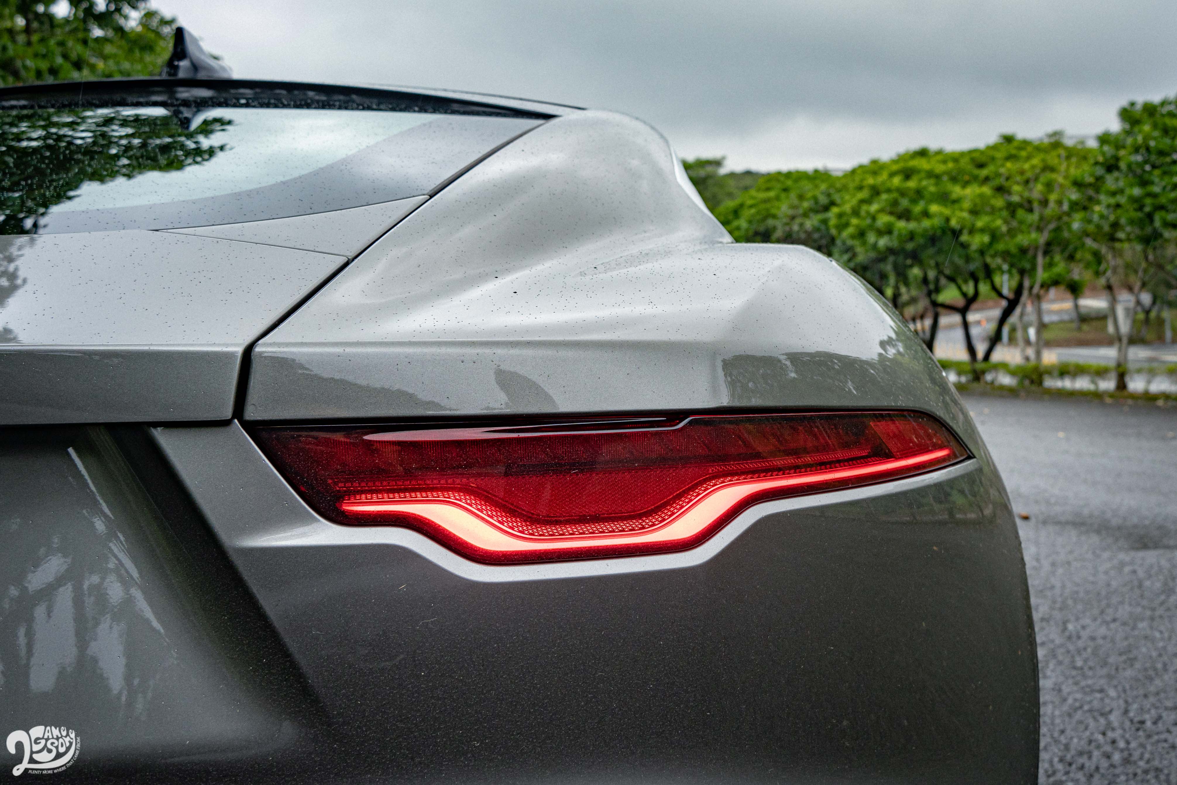 更具銳角的尾燈造型與頭燈相呼應。