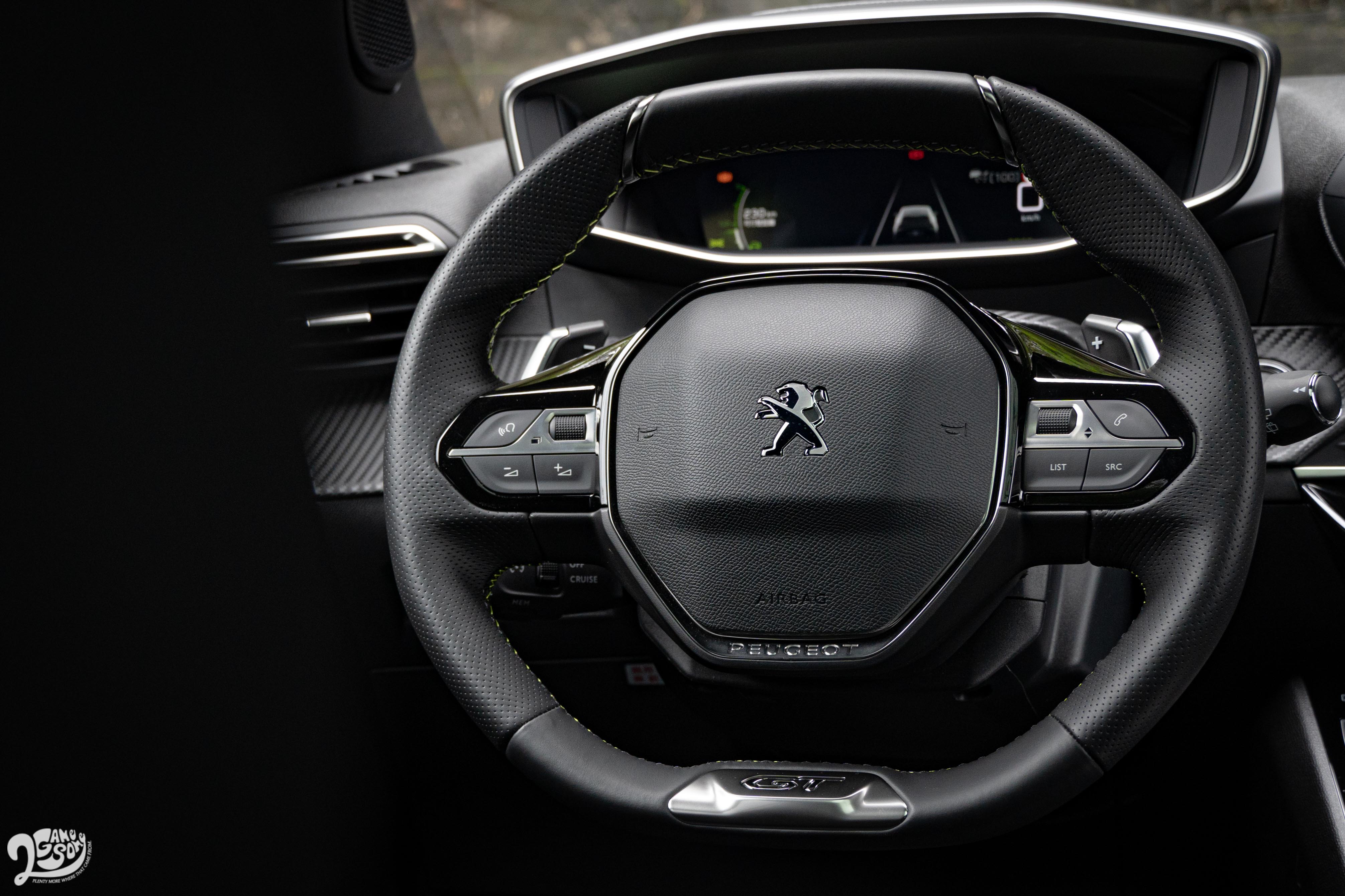 Peugeot 一貫的小盤徑方向盤標配換檔撥桿。