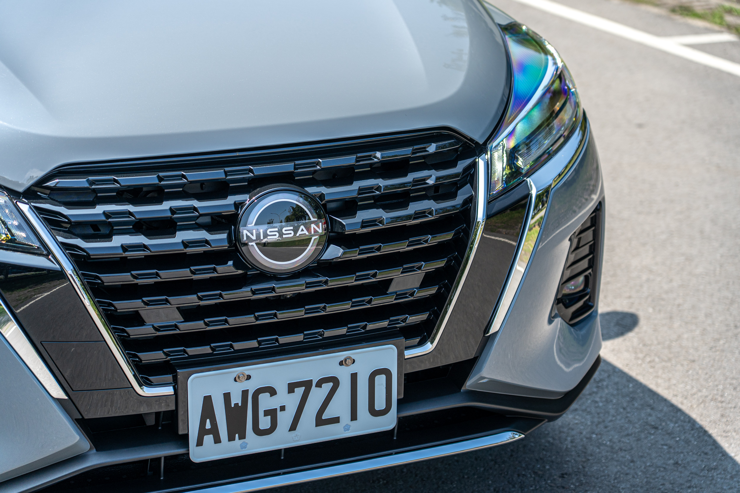 Kicks配備的新世代V-Motion鍍鉻水箱護罩展現動感運動風格。