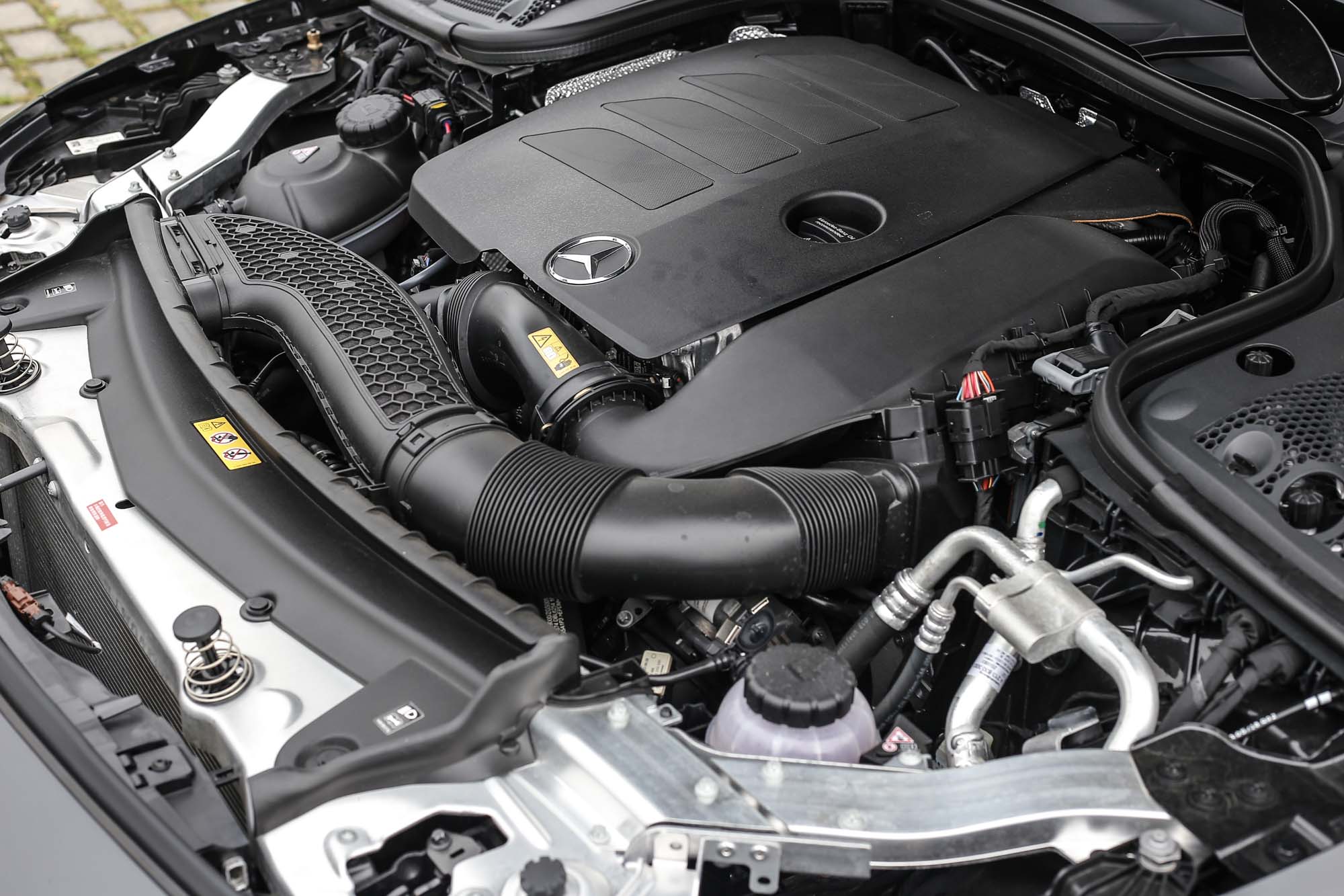 CLS 350 Edition1搭載2.0升渦輪增壓汽油引擎，具備299hp最大馬力，並藉由EQ Boost輕型複合動力加持後，可額外增加14hp馬力。