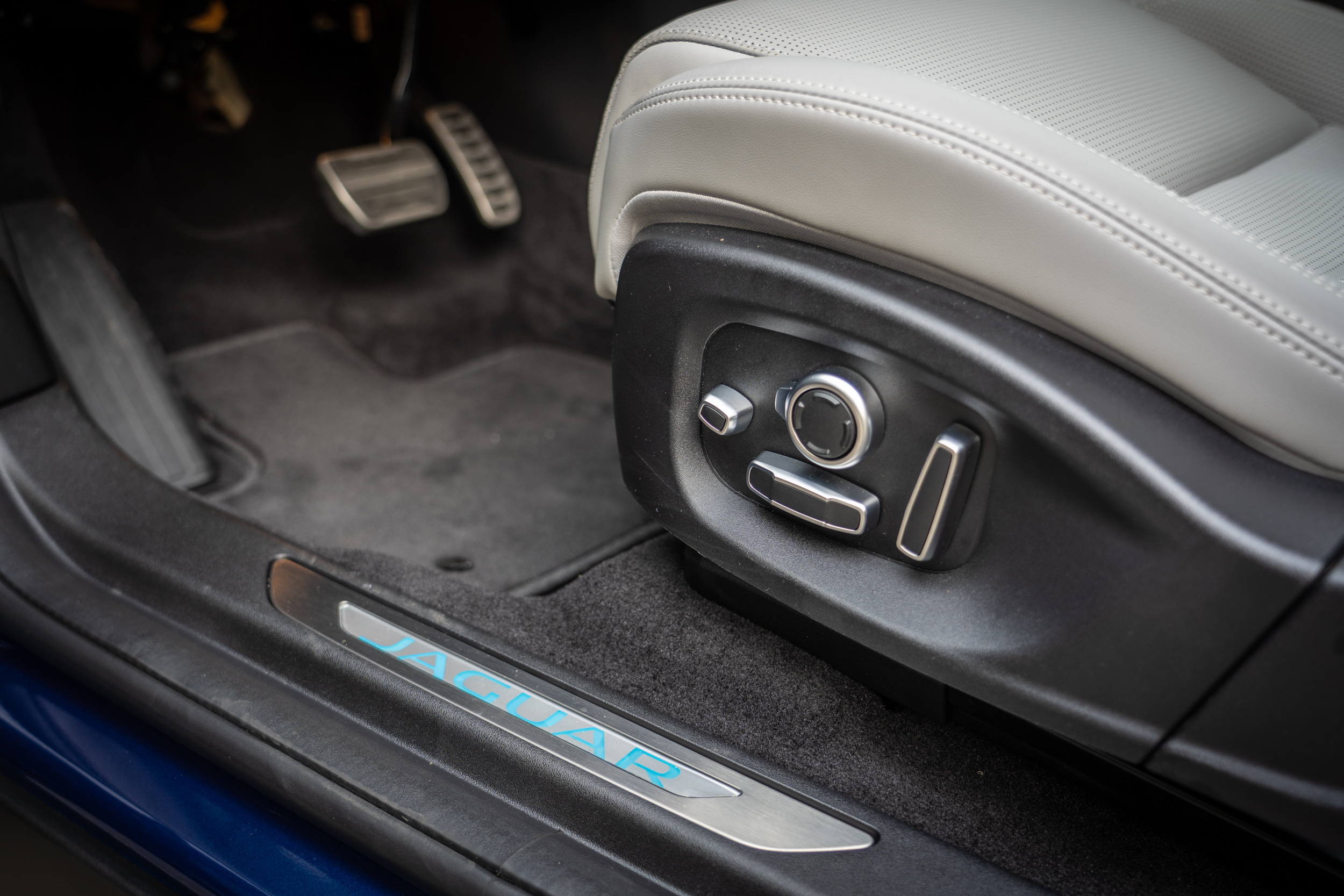 前車門發光金屬門檻踏板需要加價 12,700 元選配。