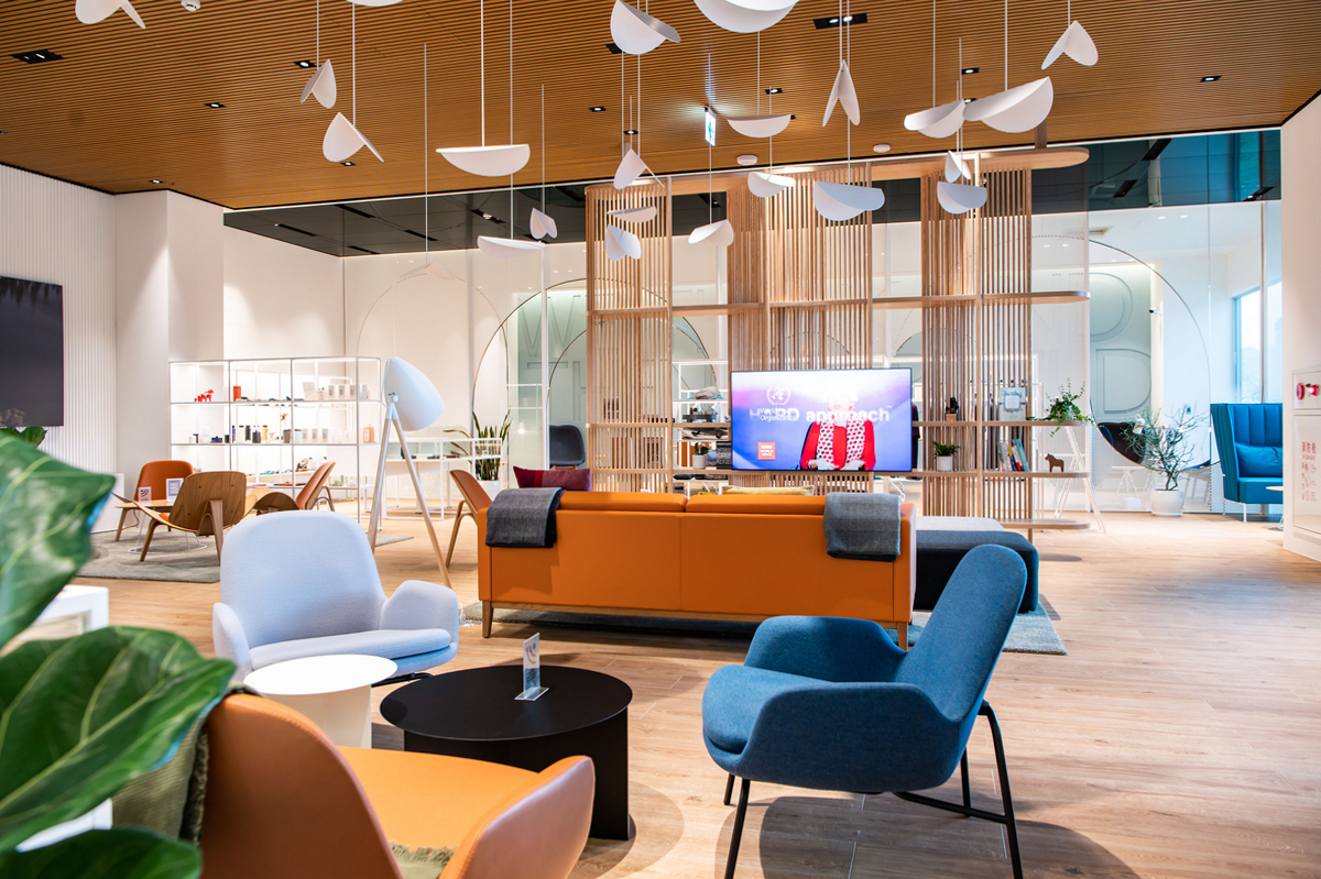 也設有注重個人隱私的高筒座椅,若是需要辦公的車主,開放式會議長桌能提供專注的工作氛圍。