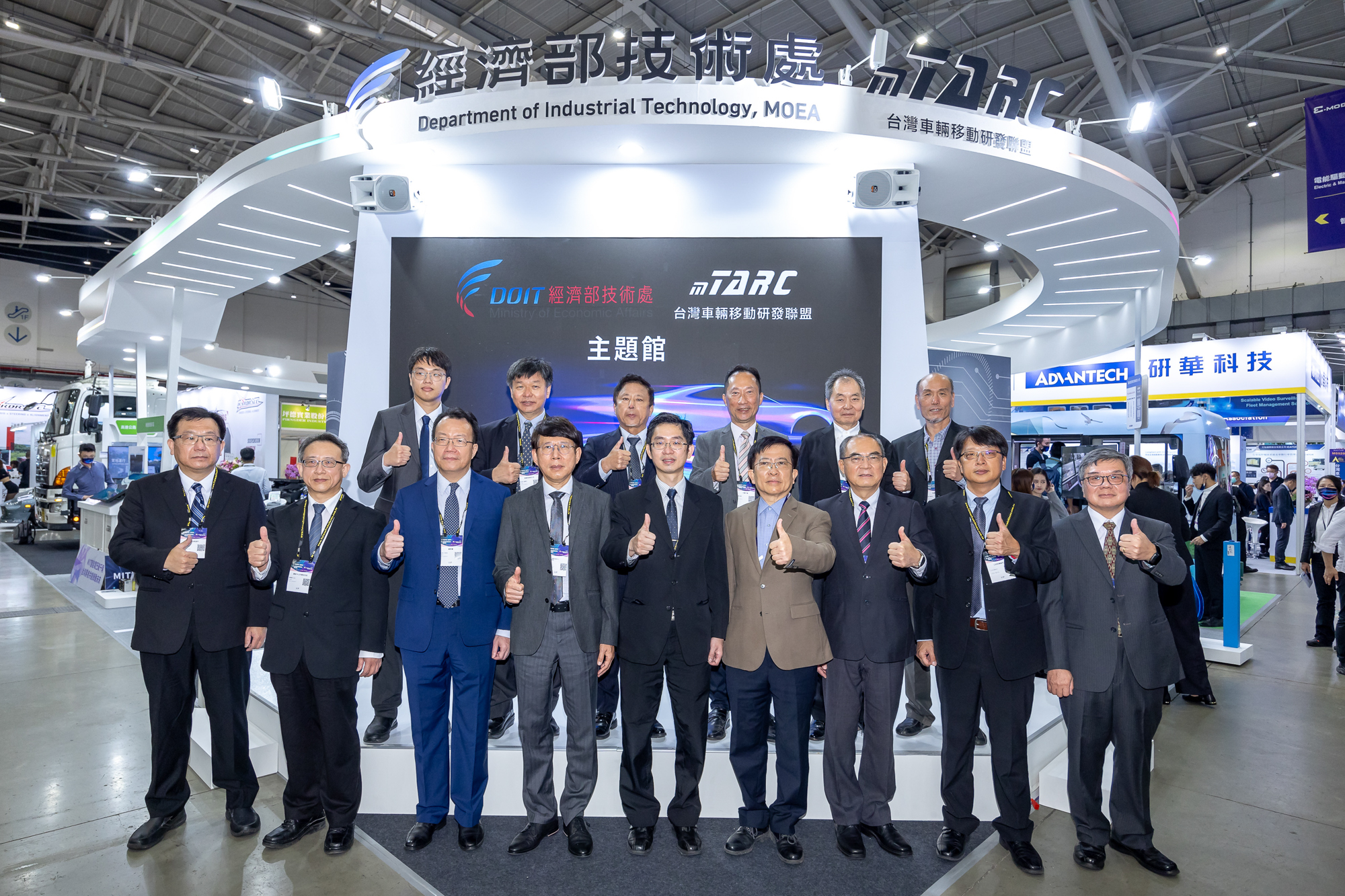 經濟部技術處簡任技正張能凱協同mTARC 聯盟代表及技轉合作廠商共同展出 18 項車輛智慧化及電動化科技專案成果。