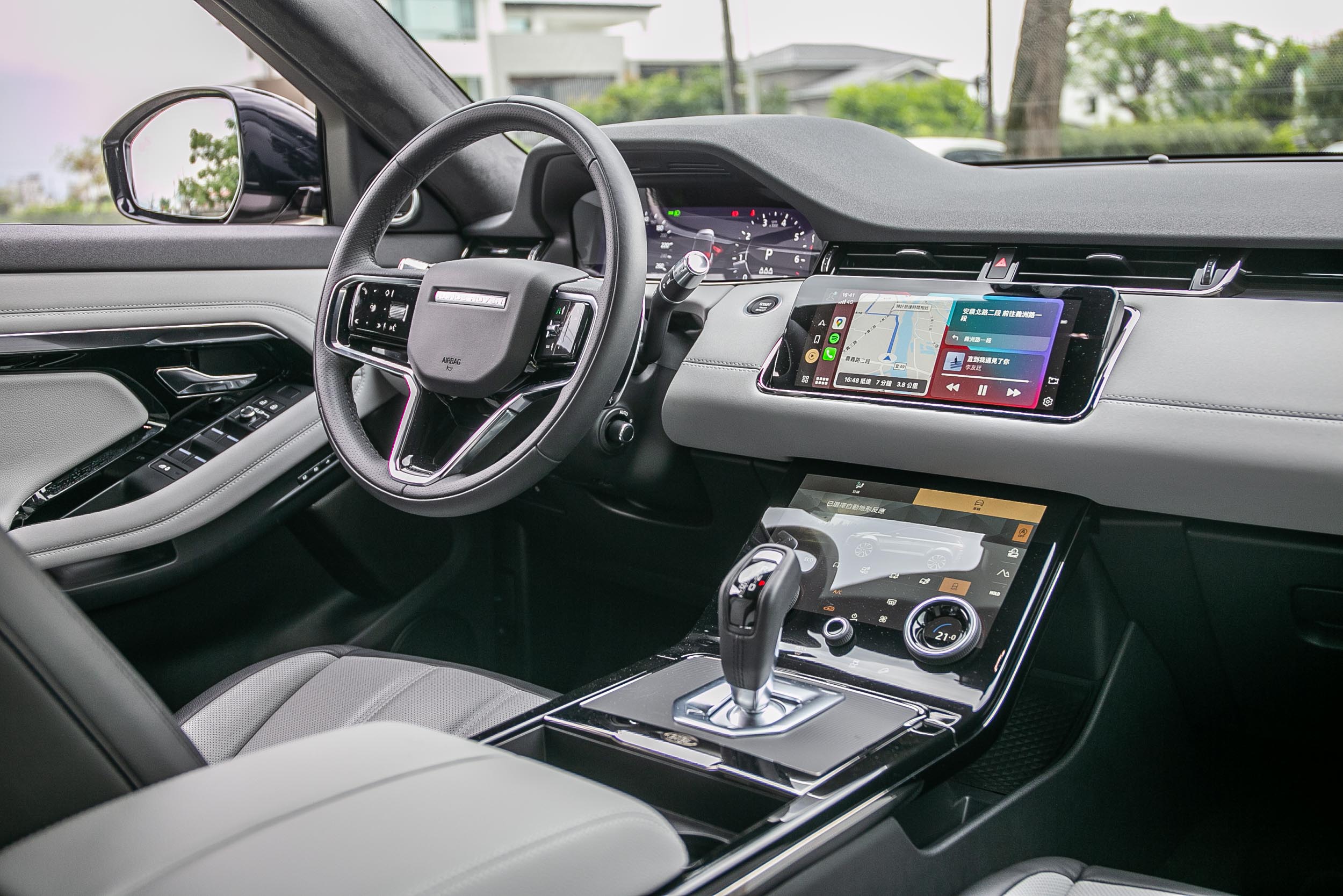 整體座艙佈局與先前車款相同,透過三只螢幕呈現科技氛圍。