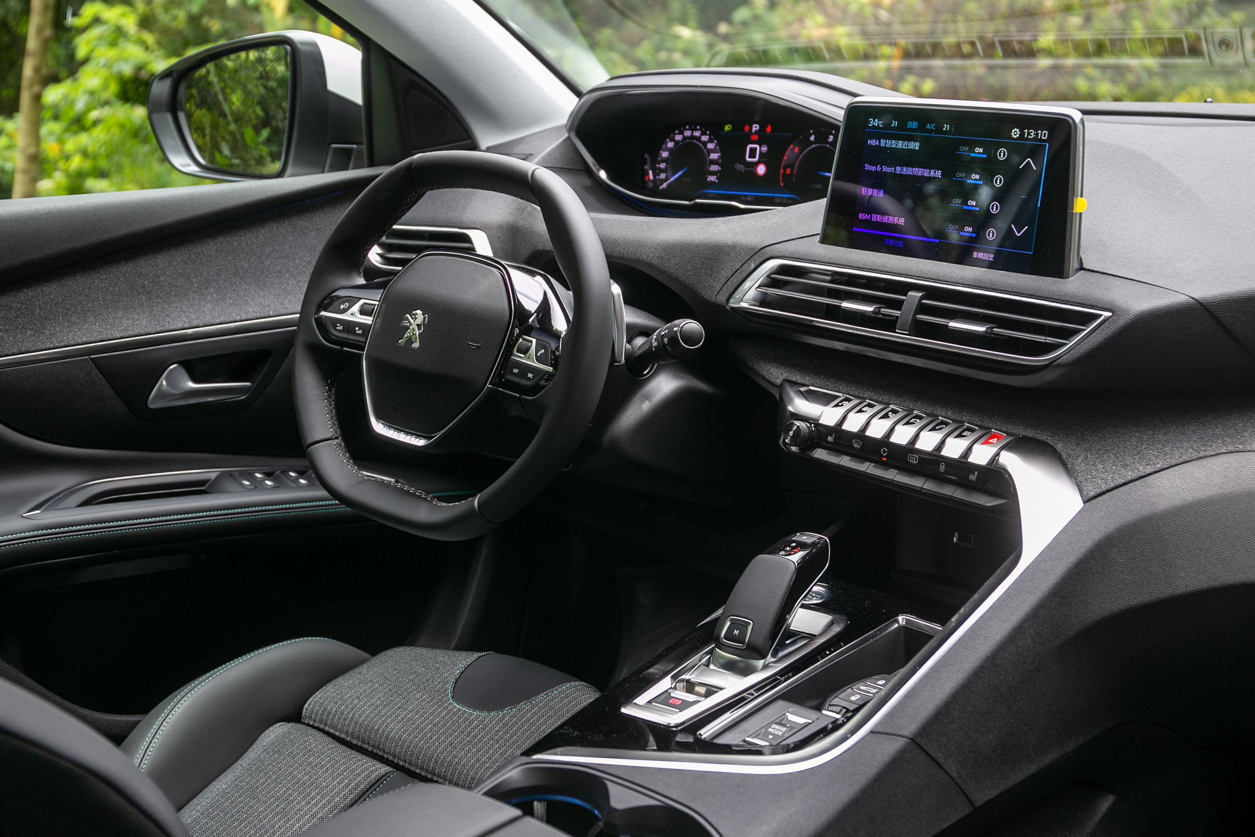 中控台設計與小改款後的 3008 如出一轍。
