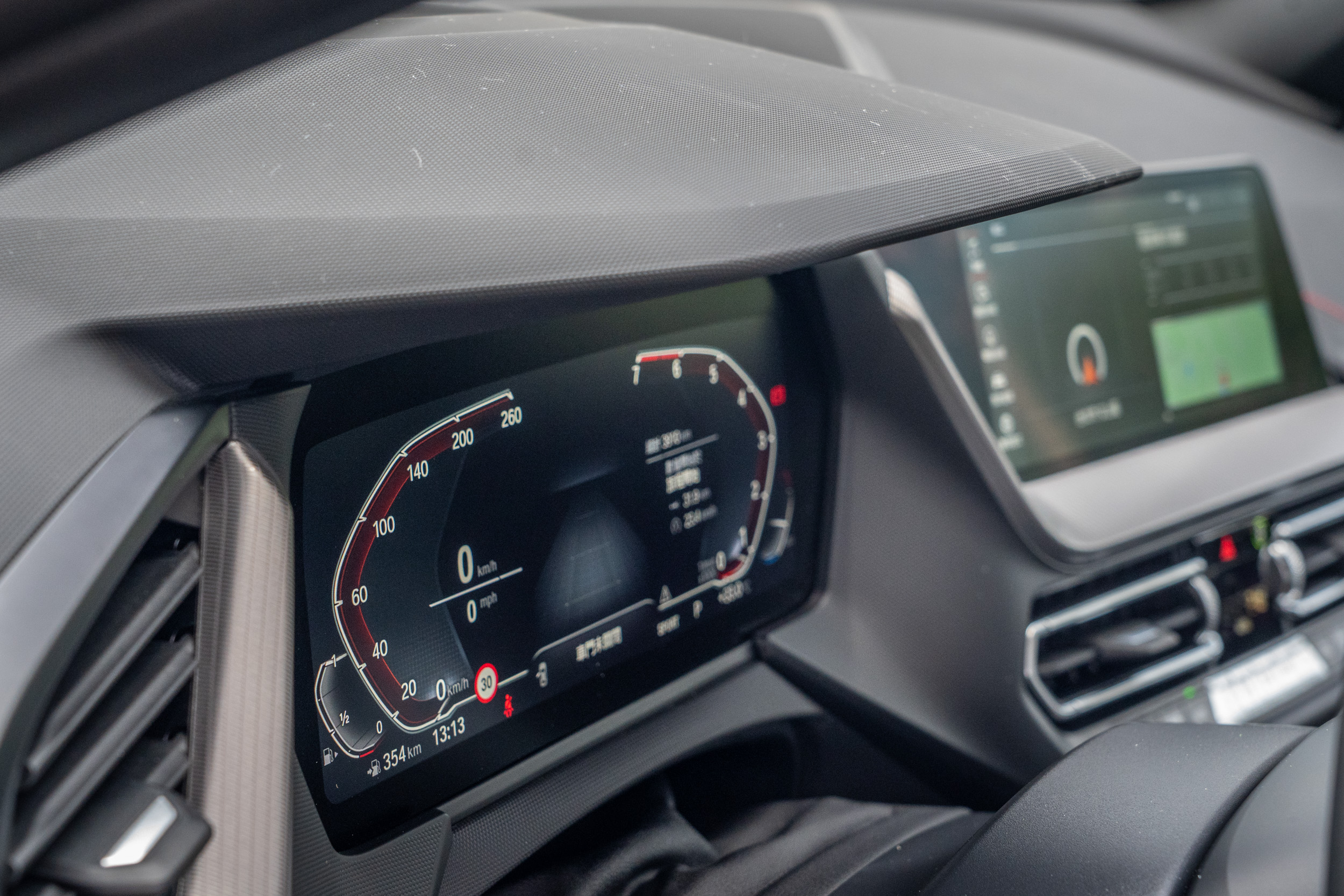 儀表板與中控台兩只螢幕皆為 10.25 吋。