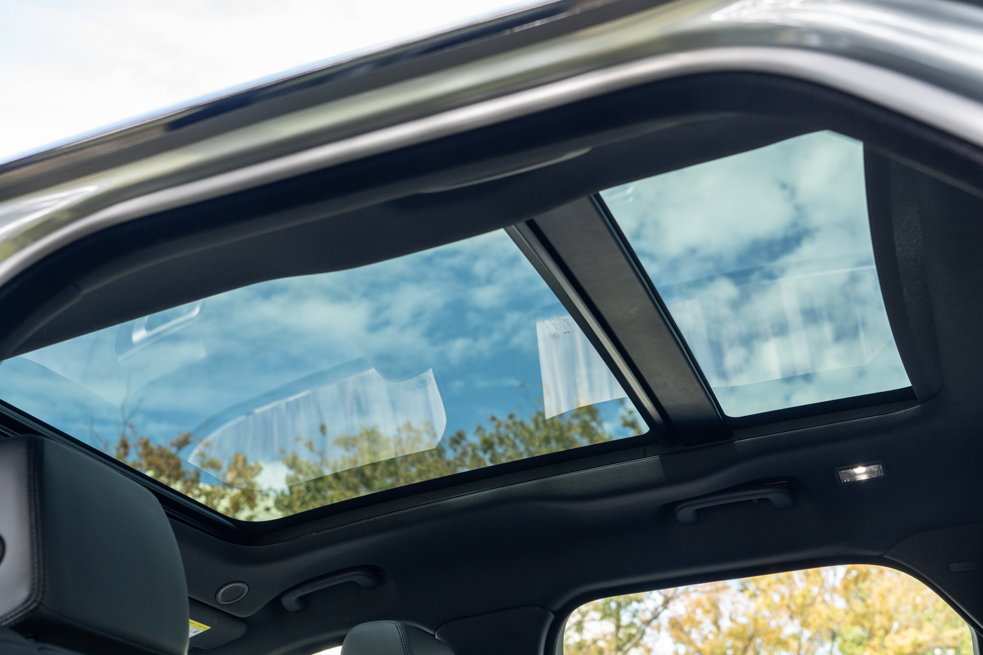 固定式全景玻璃車頂為Range Rover Velar P250 Dynamic SE車型標配。