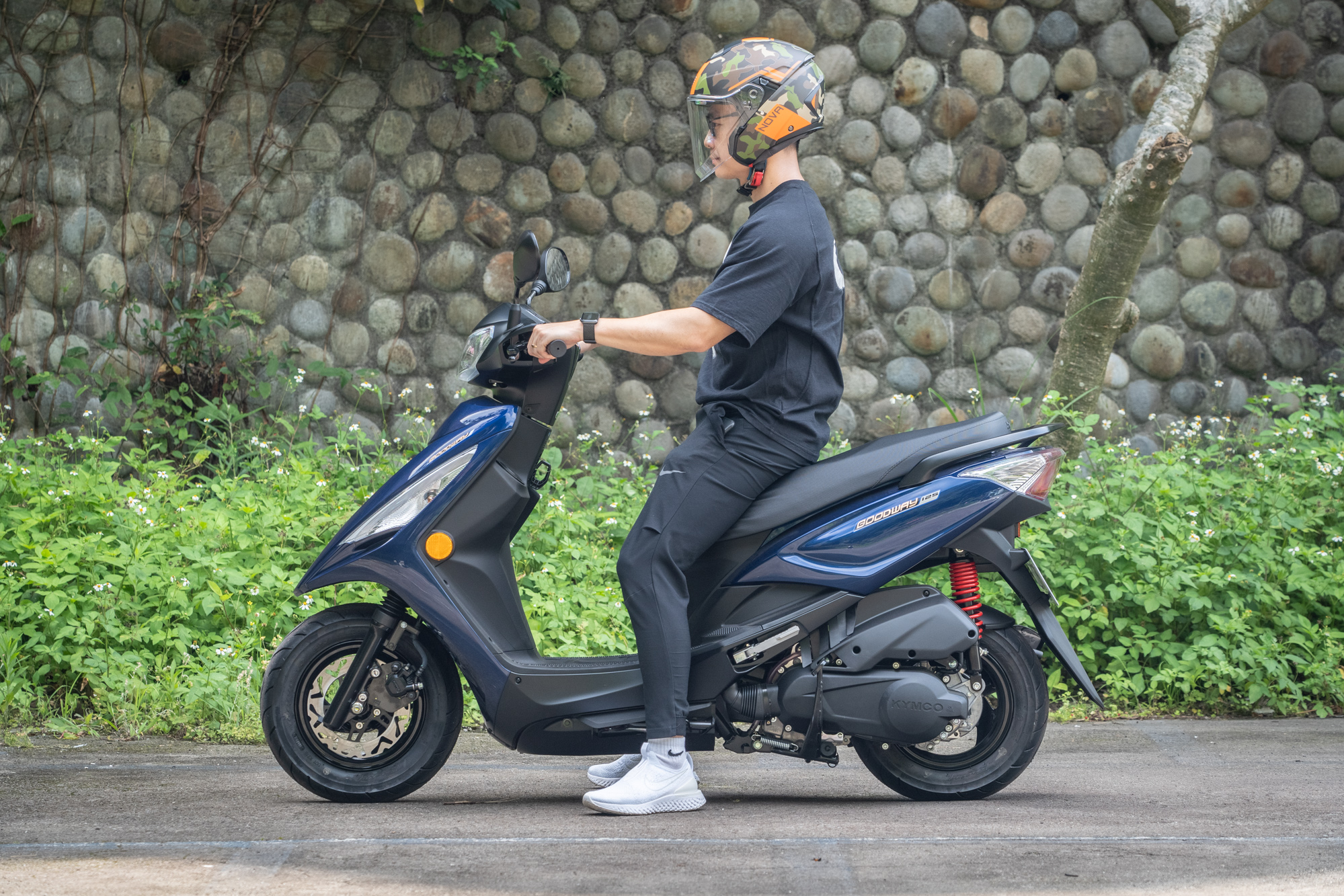 755mm 的友善座高讓身高 170cm 的騎士也能雙腳貼地。