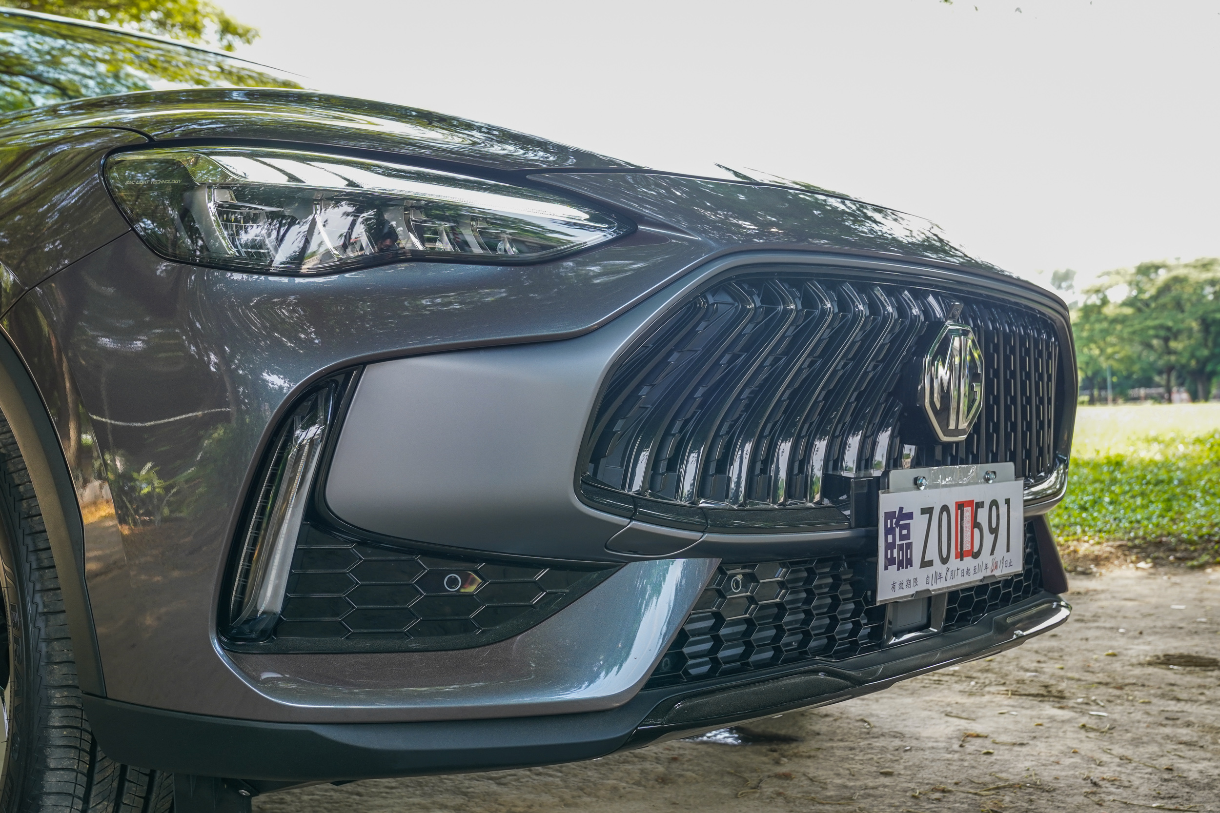 台灣國產車型為 HS 小改款版本,大面積的水箱護罩相當吸睛。