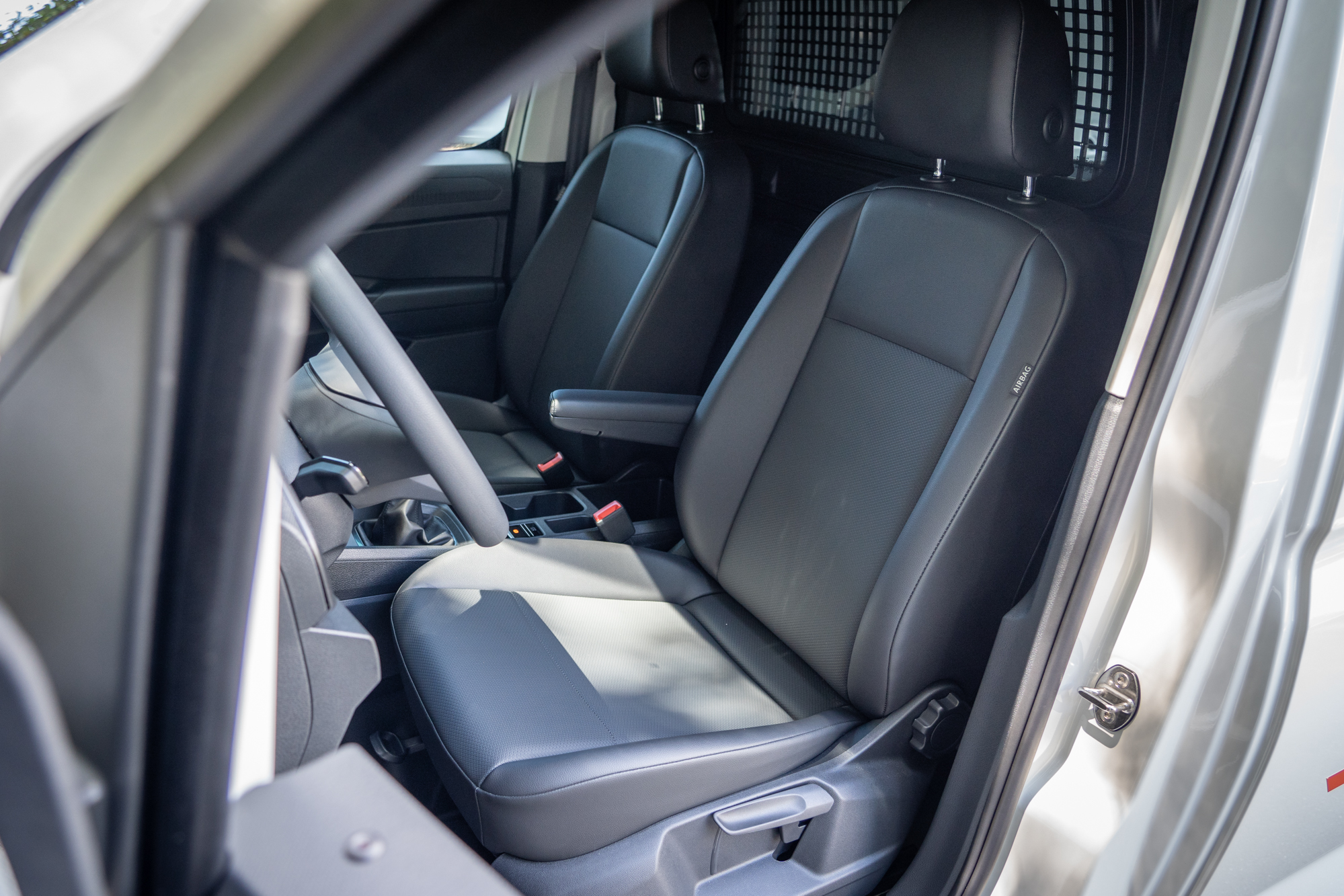雙前座椅採合成皮包覆，調整機制皆為手動，駕駛座還有高低可調機制與可調整扶手設計。