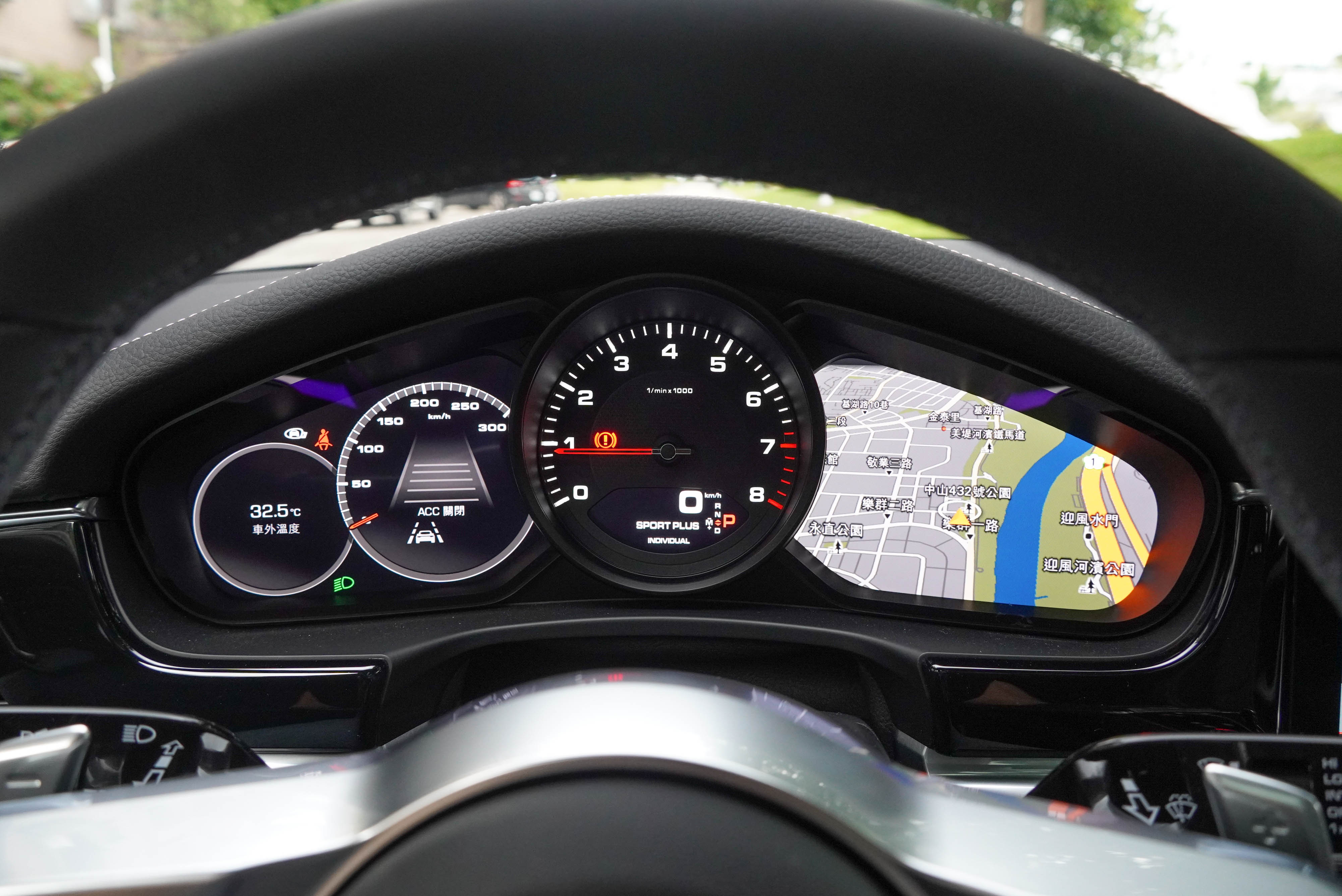 儀表保留中置類比式引擎轉速錶，左右兩側各有一具高解析度顯示幕，可分別顯示導航圖資、跟車系統等多種訊息。