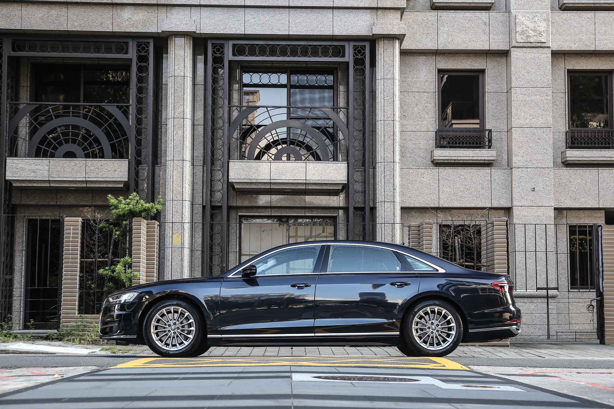 2019 年式 Audi A8 L 55 TFSI quattro Premium 建議售價 559 萬元起。另提供 A8 50 TDI quattro，398 萬元起。