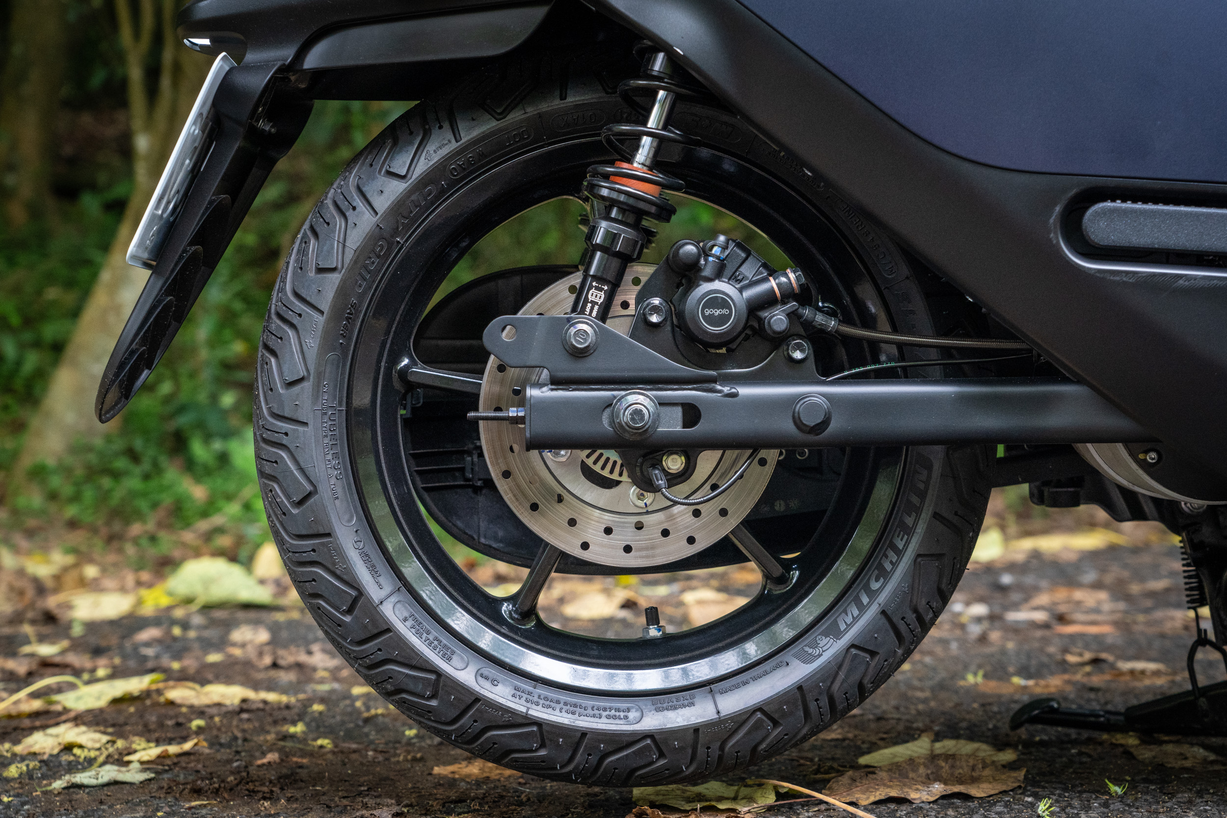 後 13 吋胎圈規格,煞車卡鉗為單活塞,碟盤直徑為 190 mm 打孔碟。