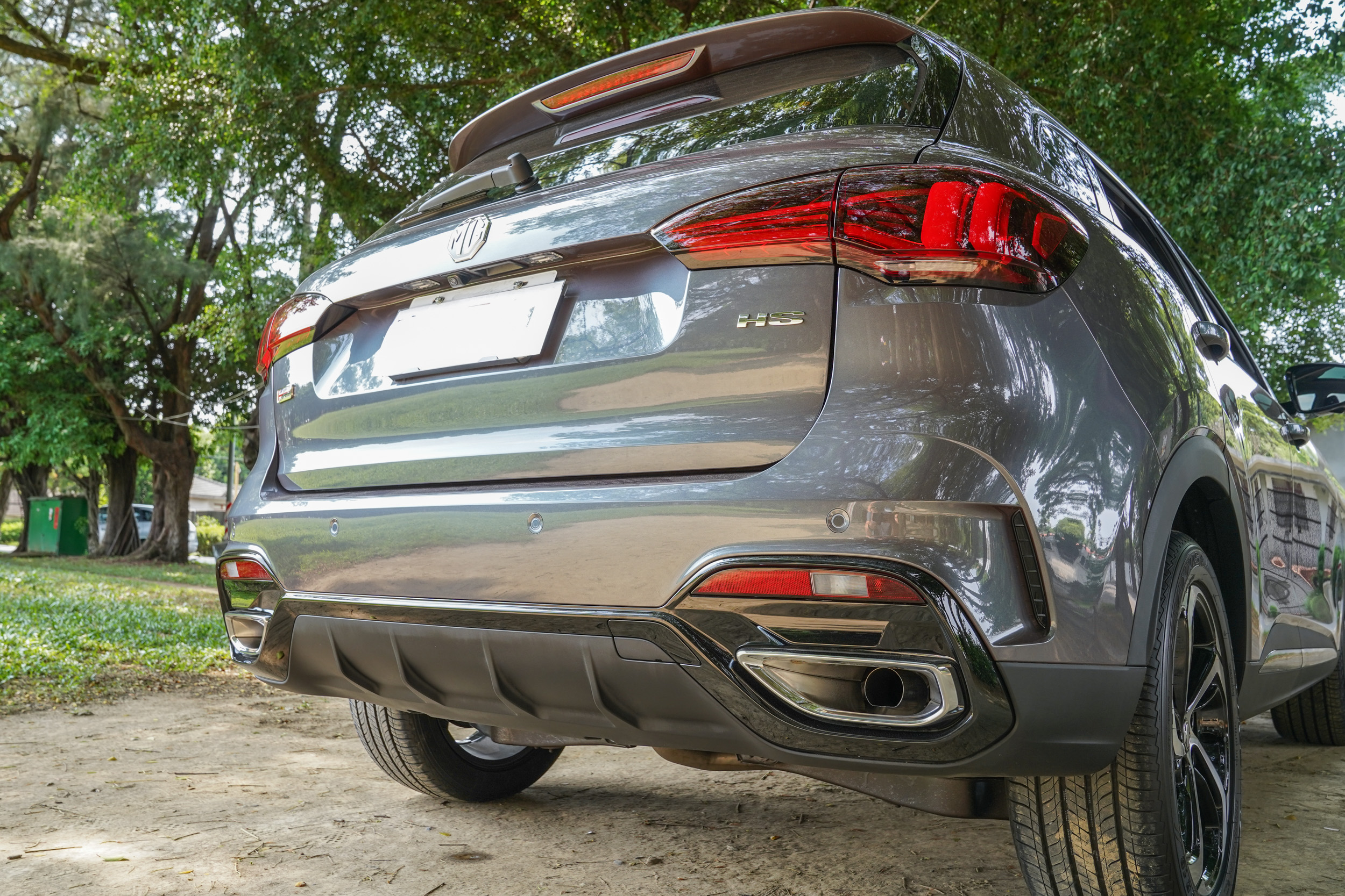 左右雙出排氣尾管整合於後保桿下方,非當前主流的隱藏式設計。