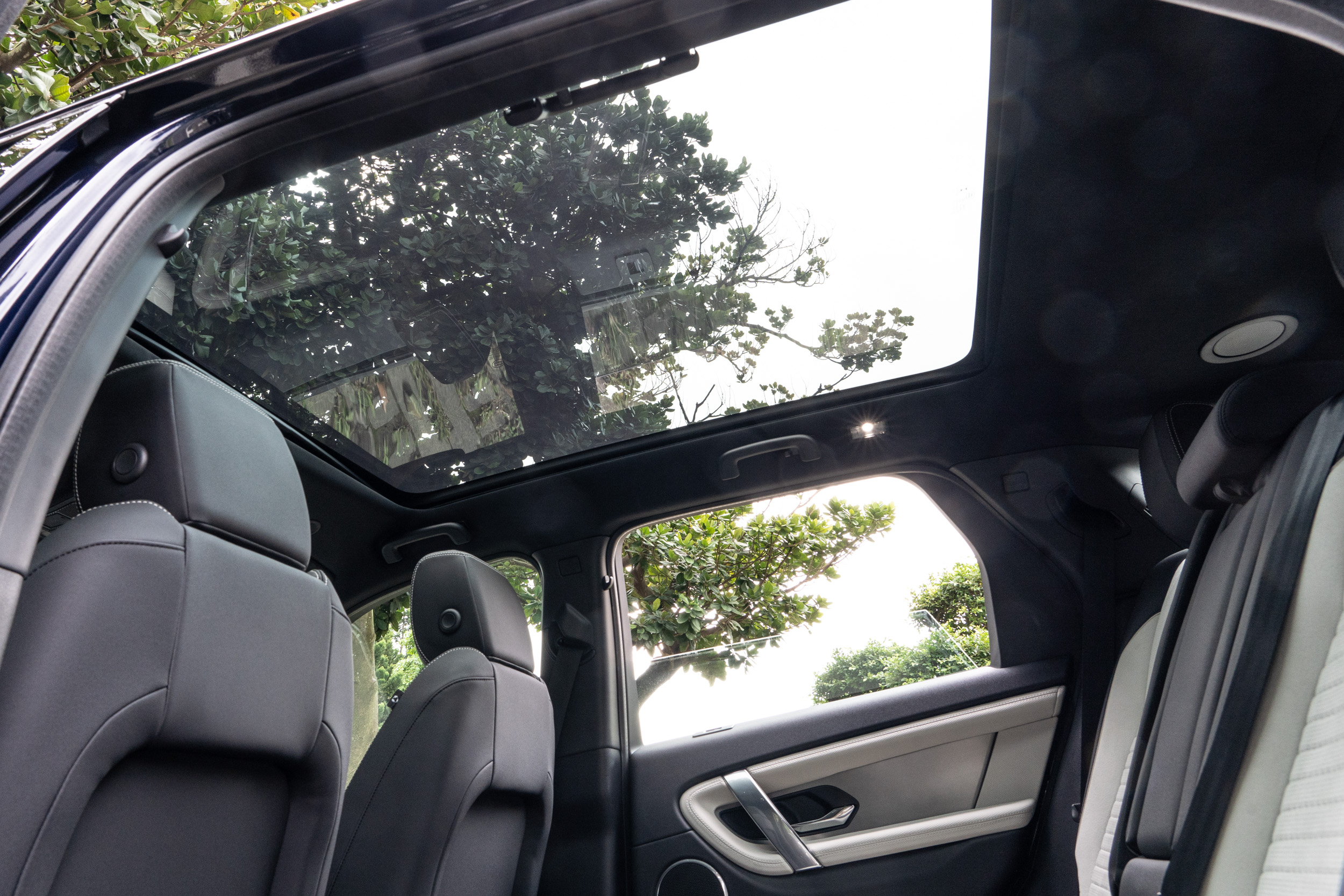 全景式固定玻璃天窗為試駕車型等級標配。